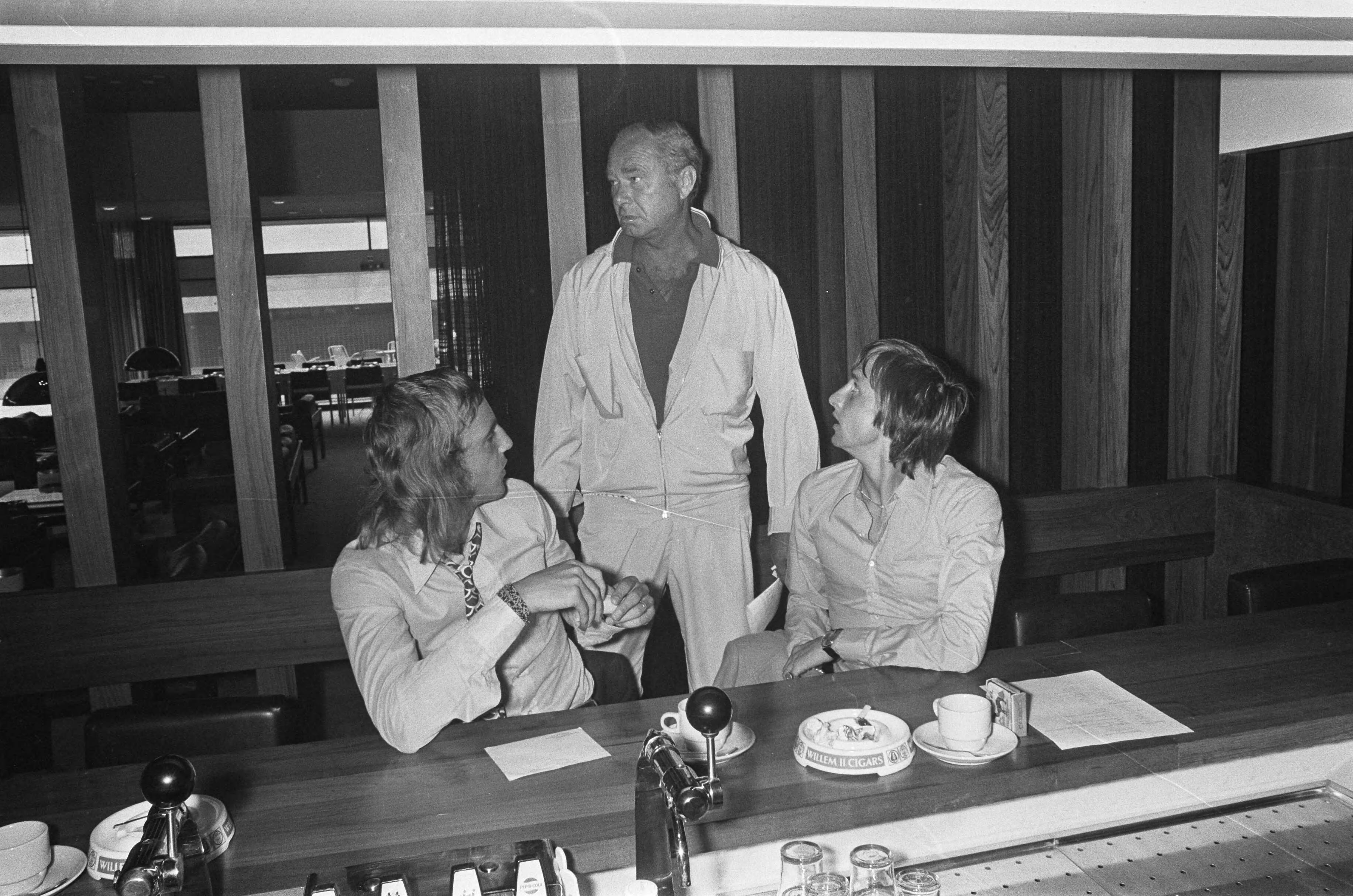 Fotocollectie Anefo — Nederlands elftal traint in Zeist, Neeskens, Fadhronc en Cruijff binnen — Foto: Peters, Hans / Anefo. Licentie: Set B: Rechtenvrij / Publiek Domein. Bron: Nationaal Archief. http://hdl.handle.net/10648/ac347f56-d0b4-102d-bcf8-003048976d84