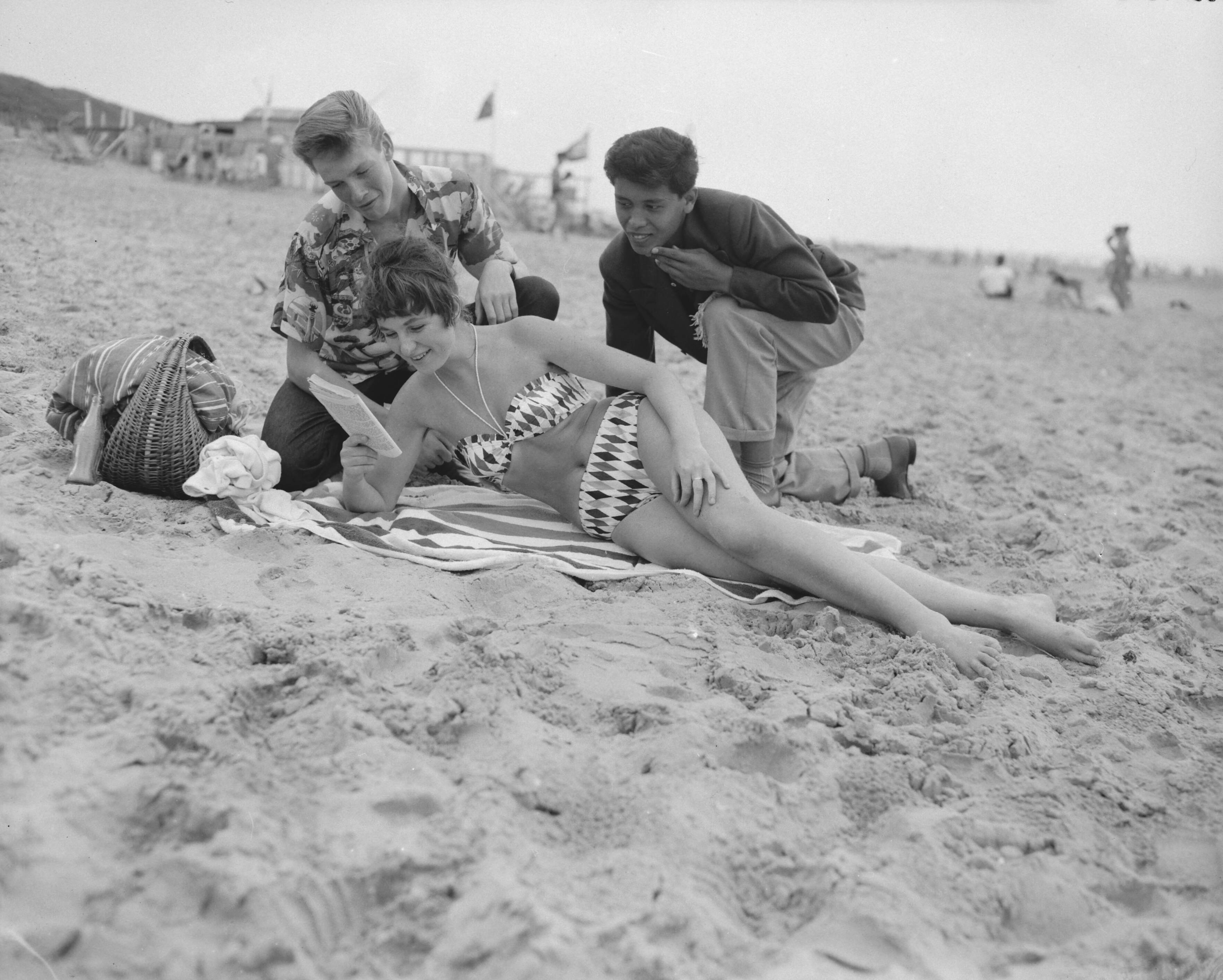 Fotocollectie Anefo — Strandleven te Scheveningen — Foto: Behrens, Herbert F. / Anefo. Licentie: Set B: Rechtenvrij / Publiek Domein. Bron: Nationaal Archief. http://hdl.handle.net/10648/a982c704-d0b4-102d-bcf8-003048976d84