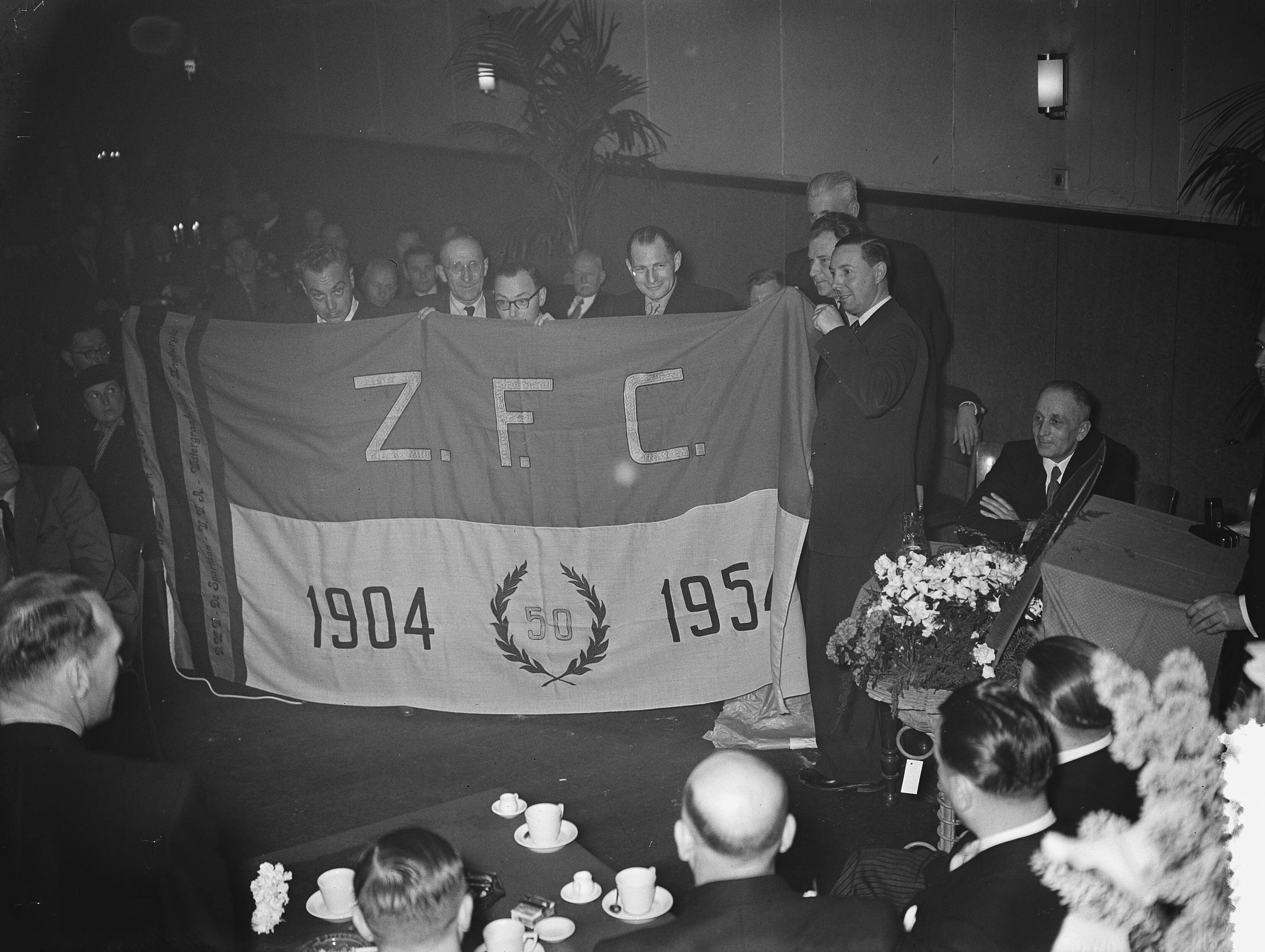 50-jarig jubileum van voetbalvereniging ZFC — Foto: Bilsen, Joop van / Anefo. — Licentie: Set B: Rechtenvrij / Publiek Domein. Bron: Nationaal Archief. http://hdl.handle.net/10648/a91f87a2-d0b4-102d-bcf8-003048976d84