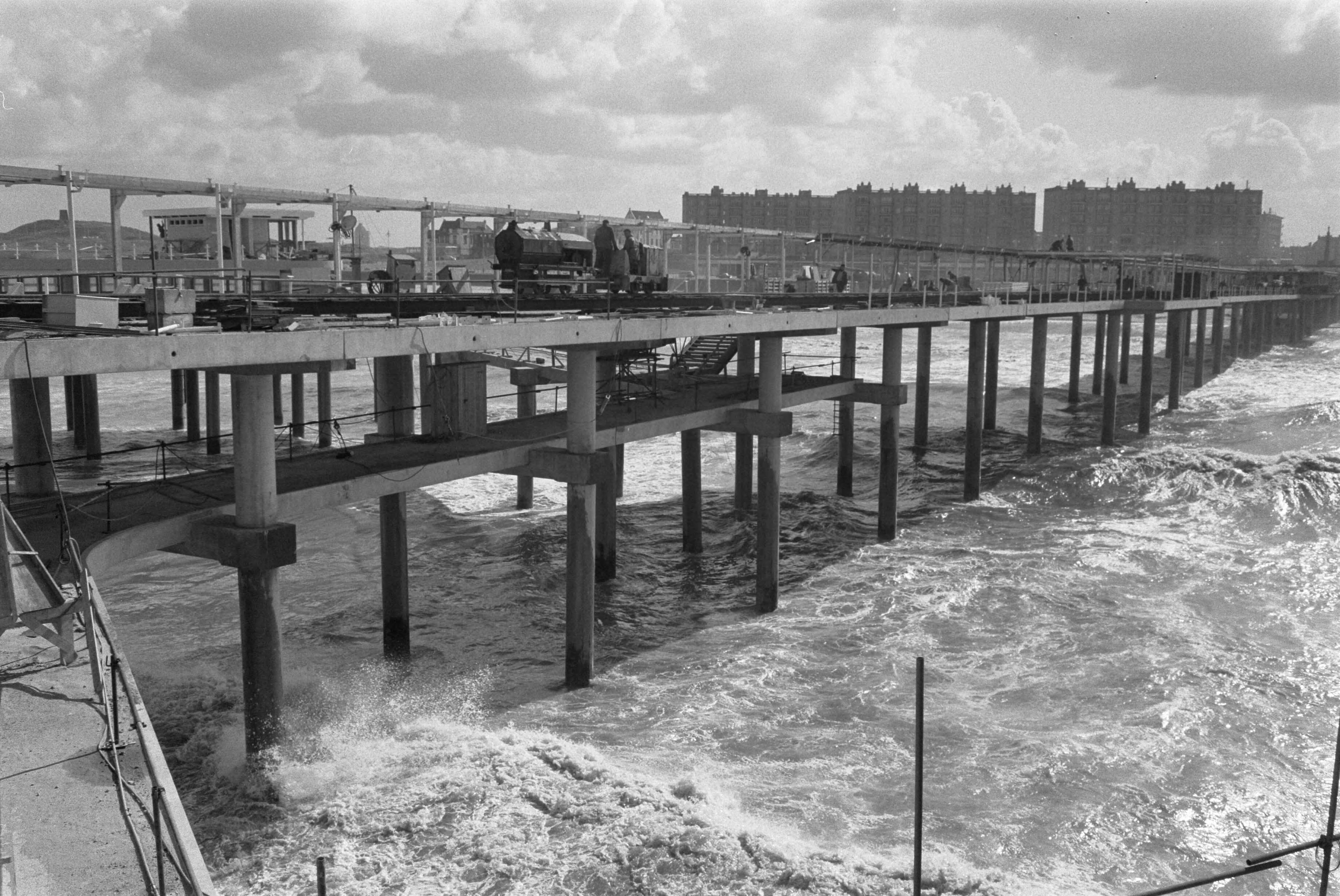 Fotocollectie Anefo — Bouw van de Pier te Scheveningen — Foto: Pot, Harry / Anefo. Licentie: Set B: Rechtenvrij / Publiek Domein. Bron: Nationaal Archief. http://hdl.handle.net/10648/a9ced964-d0b4-102d-bcf8-003048976d84