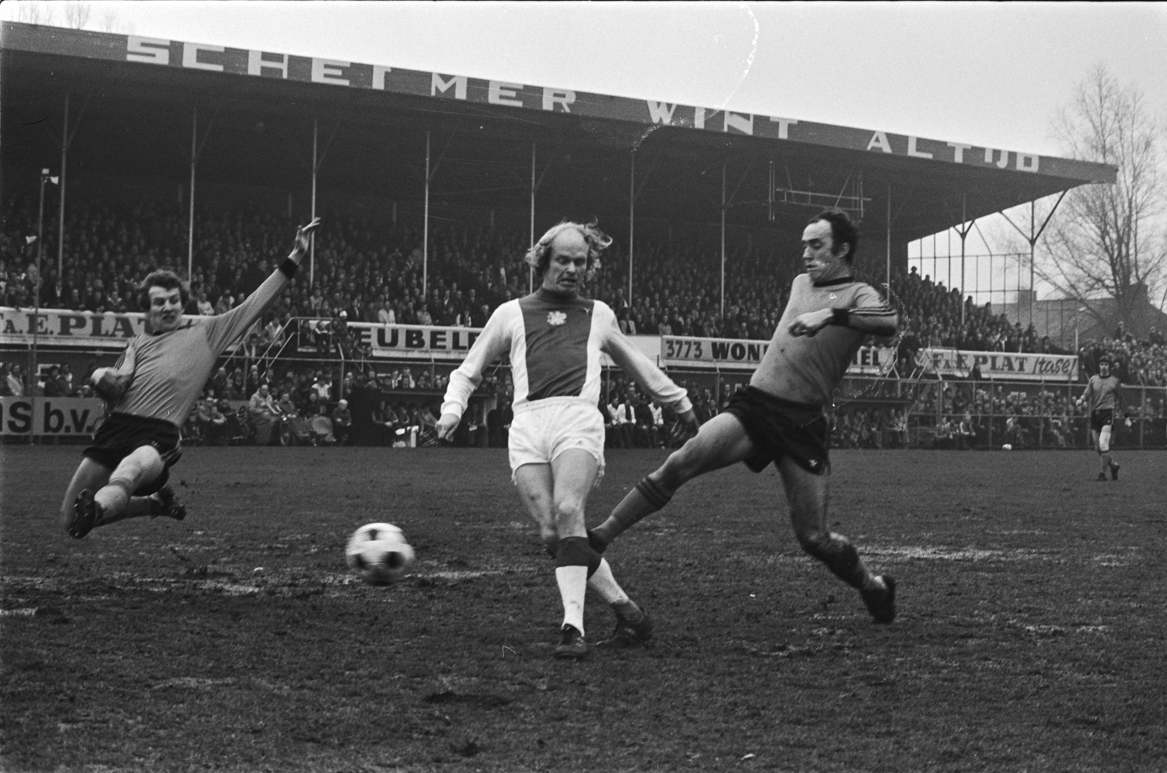 Fotocollectie Anefo — Volendam tegen Ajax 1-6, Geels scoort 0-1, rechts Andre en links Van Wensveen — Foto: Verhoeff, Bert / Anefo. Licentie: Set B: Rechtenvrij / Publiek Domein. Bron: Nationaal Archief. http://hdl.handle.net/10648/acae4336-d0b4-102d-bcf8-003048976d84
