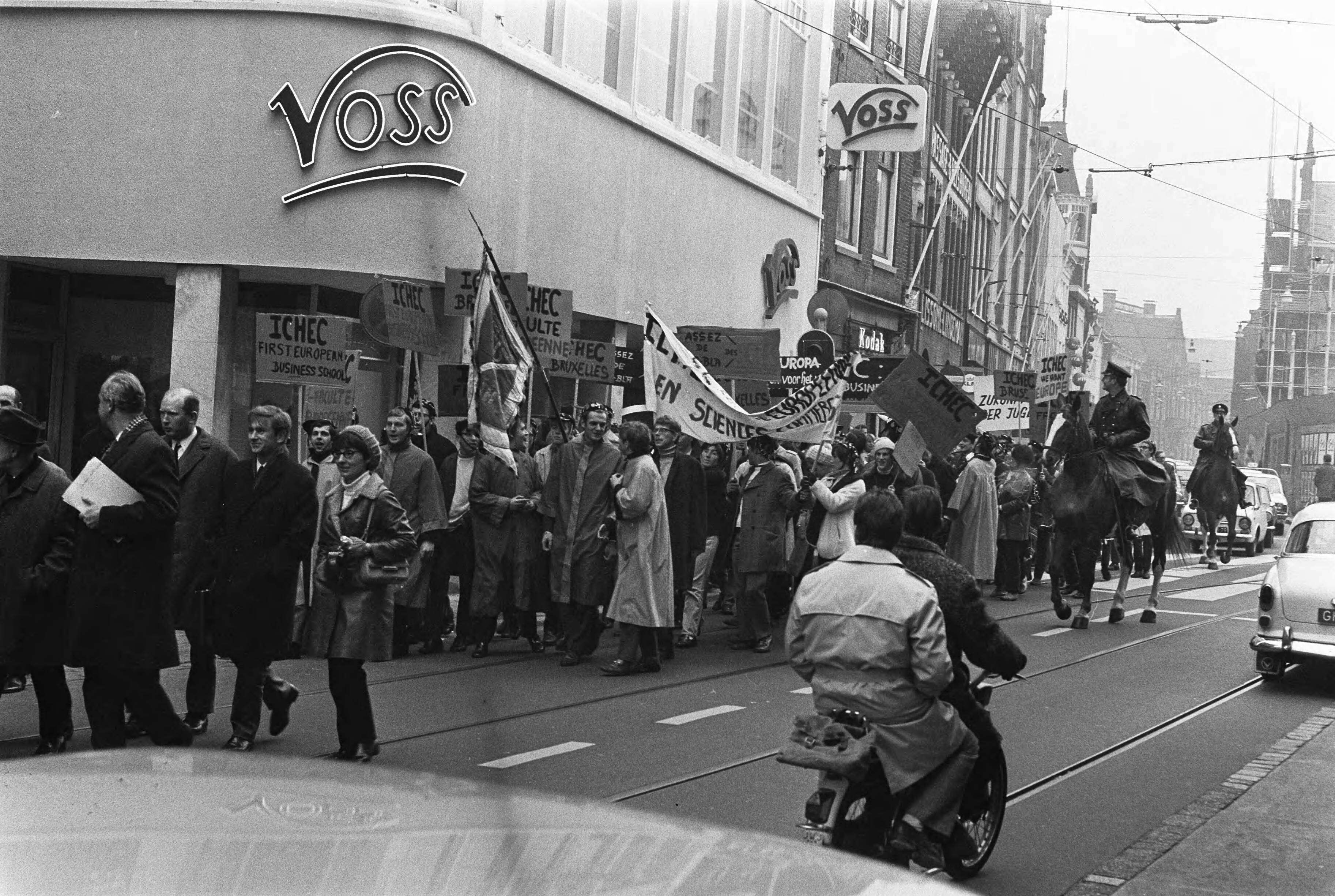 Fotocollectie Anefo — Demonstraties bij het Binnenhof Den Haag tijdens EEG-conferentie. Politie-agenten arresteren demonstrant — Foto: Verhoeff, Bert / Anefo. Licentie: Set B: Rechtenvrij / Publiek Domein. Bron: Nationaal Archief. http://hdl.handle.net/10648/ab842f3e-d0b4-102d-bcf8-003048976d84