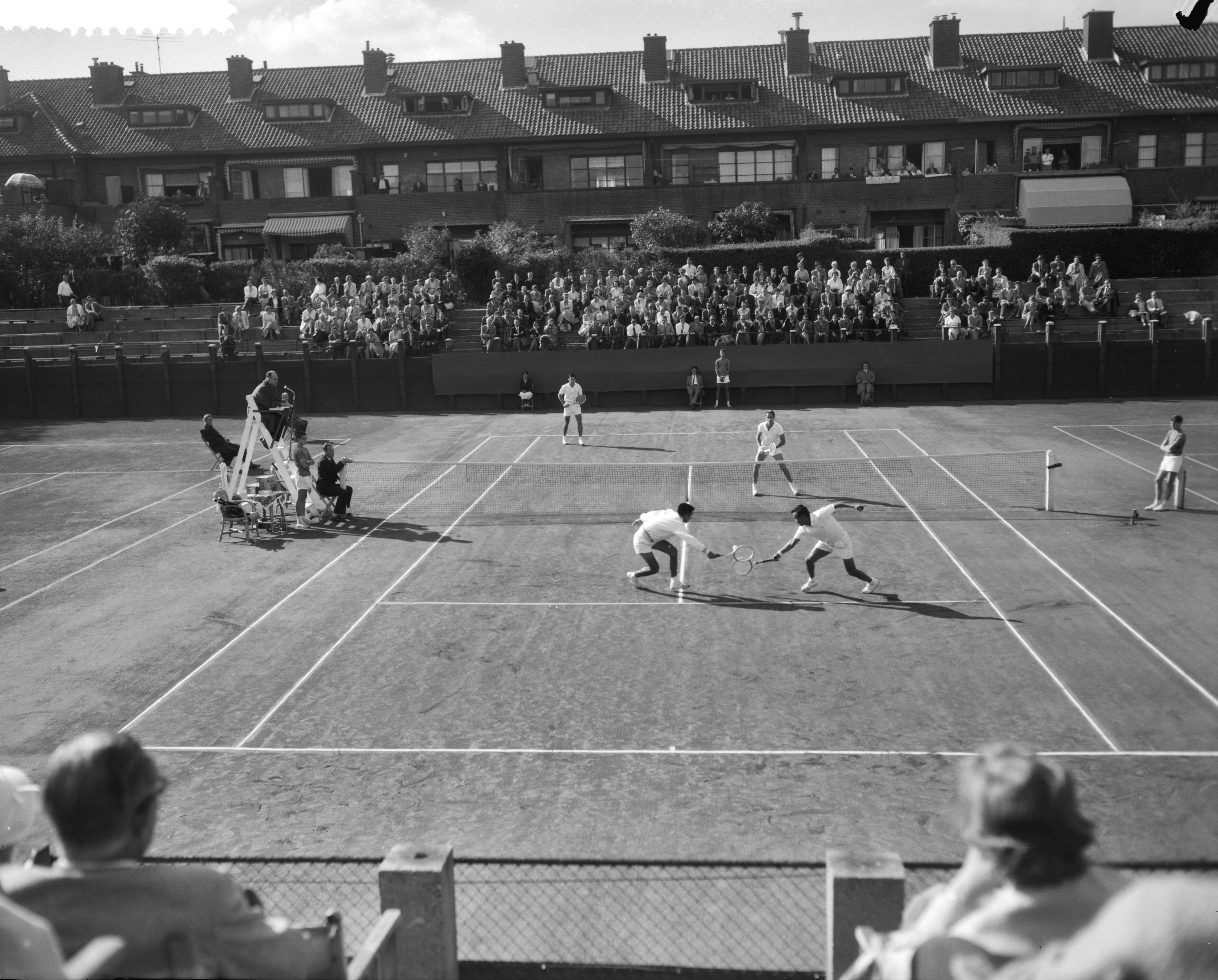 Fotocollectie Anefo — Prof-tennissers van de groep Jack Kramer tijdens de jaarlijkse demonstratiewedstrijden op de METS-banen te Scheveningen. Dubbelspel. achter het net Ashley Cooper en Mal Anderson, voor het net Pancho Segura en Alex Olmedo — Foto: Bilsen, Joop van / Anefo. Licentie: Set B: Rechtenvrij / Publiek Domein. Bron: Nationaal Archief. http://hdl.handle.net/10648/a9b50548-d0b4-102d-bcf8-003048976d84