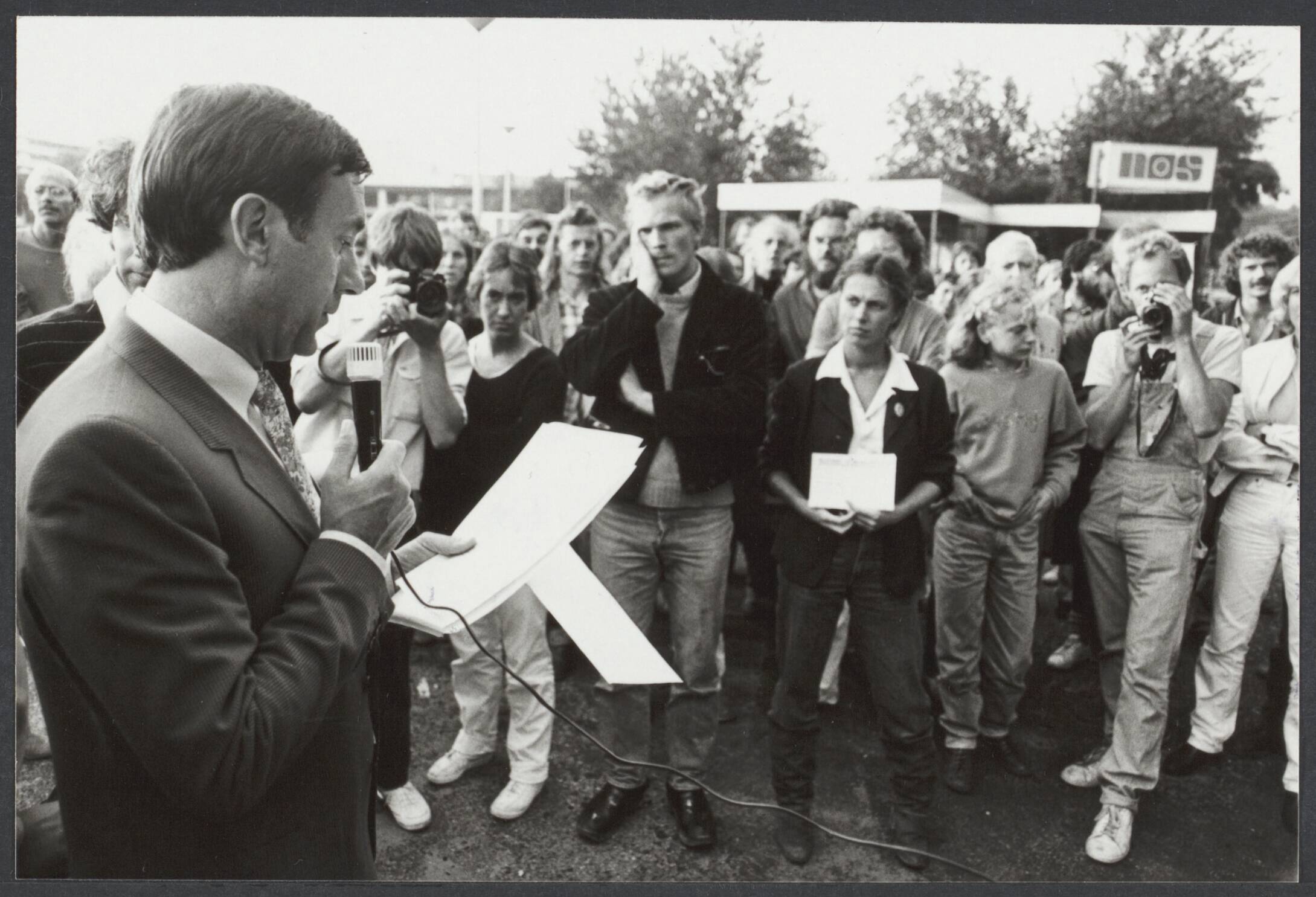 C.P. (Centrum Partij). niet te verwarren met C.P.'86, ook Janmaat bij CP. — Bij de NOS in Hilversum werd gedemonstreerd tegen de politieke uitzending van de Centrumpartij. J.G.C. Jansen, wnd. hfd. civiele zaken NOS leest een verklaring van de NOS voor aan de demonstranten — Foto: Antonisse, Marcel / Anefo (1). Licentie: Set B: Rechtenvrij / Publiek Domein. Bron: Nationaal Archief. http://hdl.handle.net/10648/dc48e3b3-0fdc-df9c-7c7e-b1c6dffb0c01