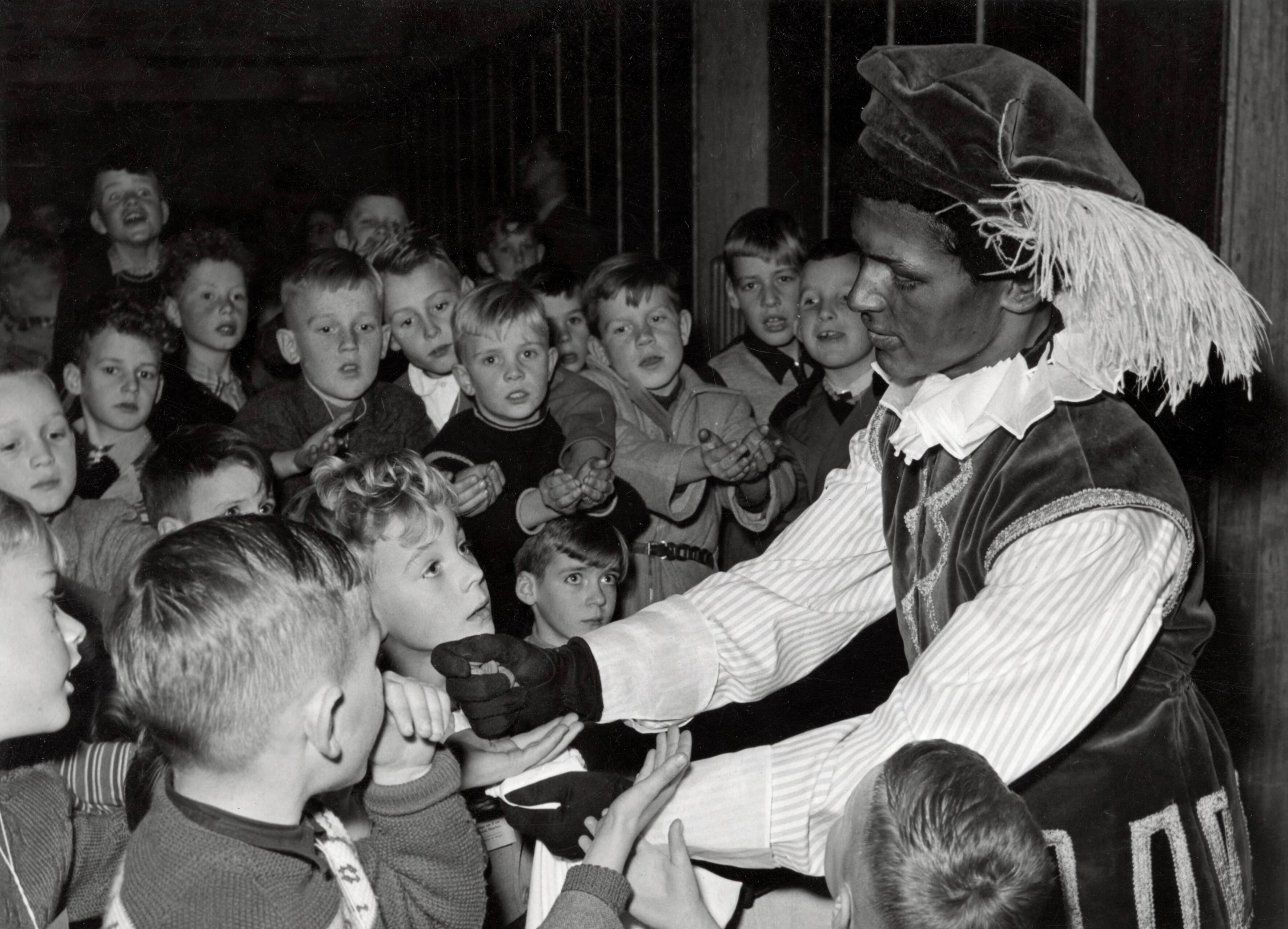 Collectie nader te bepalen — Serie: Sinterklaasfeest van N.V. De Spaarnestad — Foto: Fotograaf Onbekend / Fotobureau onbekend / Spaarnestad Photo (05887). Licentie: Set B: Rechtenvrij / Publiek Domein. Bron: Nationaal Archief. http://hdl.handle.net/10648/35429da6-3bad-a382-e063-6df0900a6686