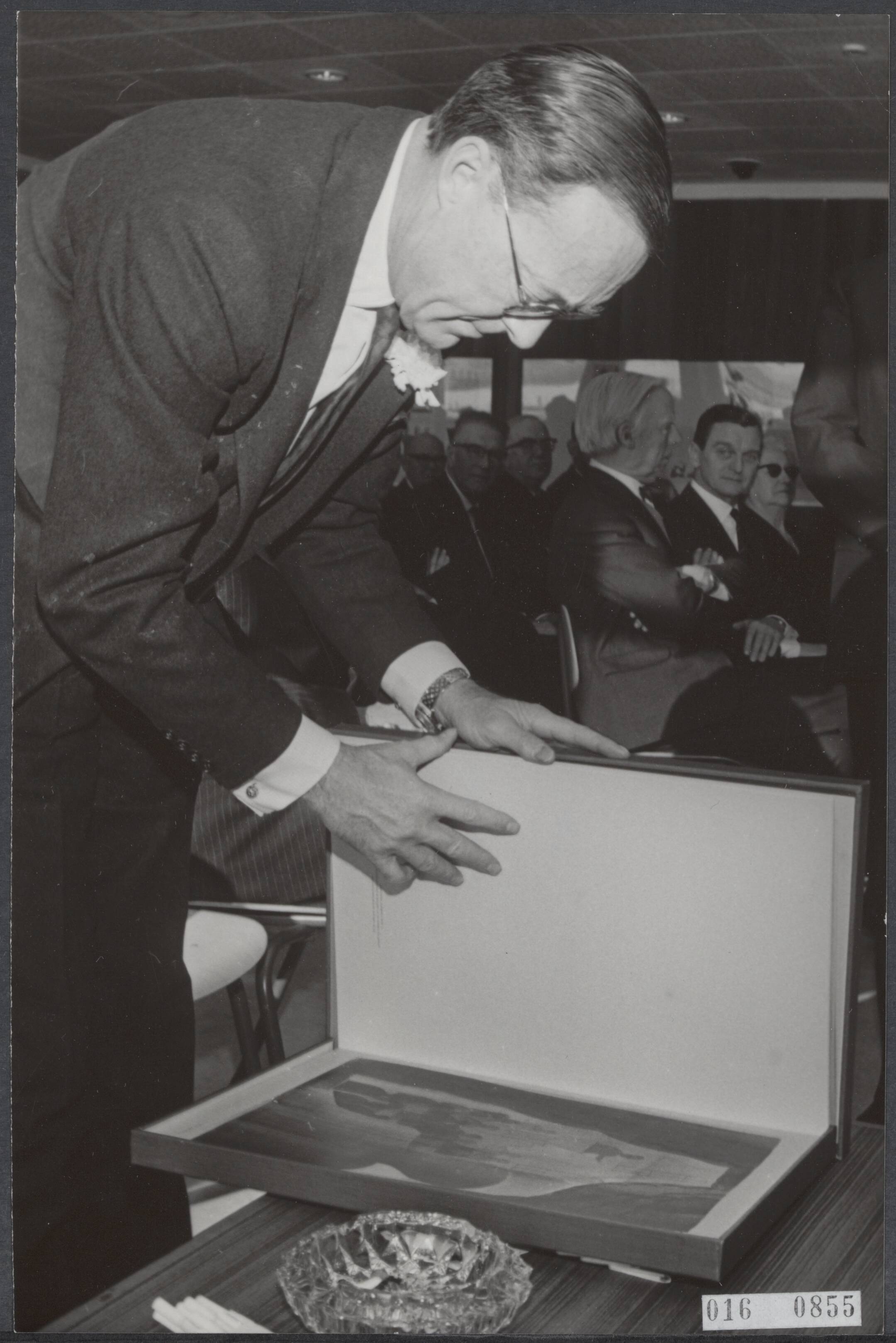 Fotocollectie Elsevier Binnenland — Opening van de fabriek van Grafische Bedrijven van Henkes door prins Bernhard. Hij kreeg voor hemzelf en het bruidspaar een exemplaar van de uitgave van de Chassidische Legende — Foto: Koch, Eric / Anefo. Licentie: Set B: Rechtenvrij / Publiek Domein. Bron: Nationaal Archief. http://hdl.handle.net/10648/adbaa332-d0b4-102d-bcf8-003048976d84