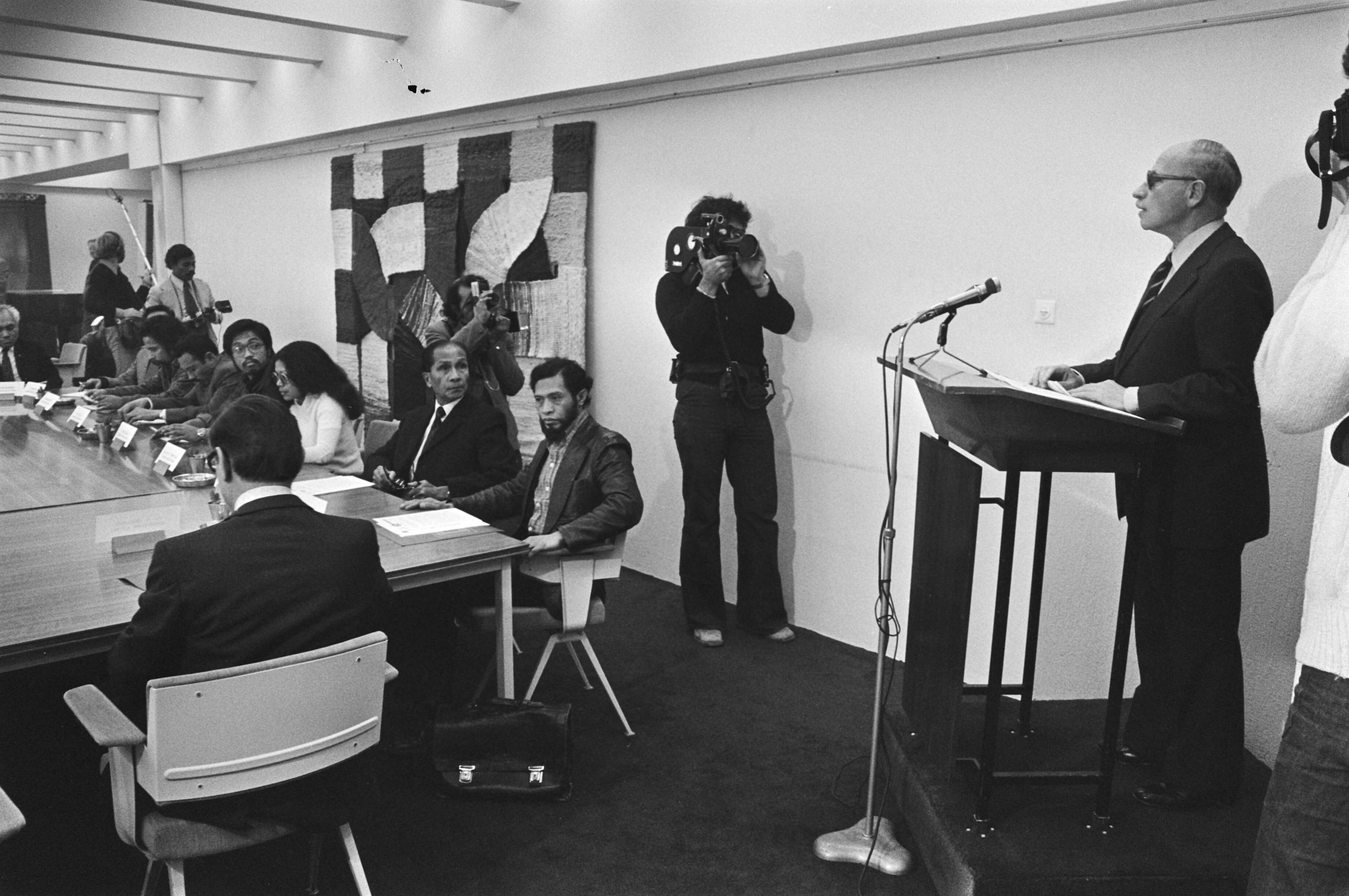Fotocollectie Anefo — Moluks Inspraakorgaan geinstalleerd door minister Van Doorn op CRM (Rijswijk); Van Doorn aan het woord — Foto: Croes, Rob C. / Anefo. Licentie: Set B: Rechtenvrij / Publiek Domein. Bron: Nationaal Archief. http://hdl.handle.net/10648/ac7df258-d0b4-102d-bcf8-003048976d84