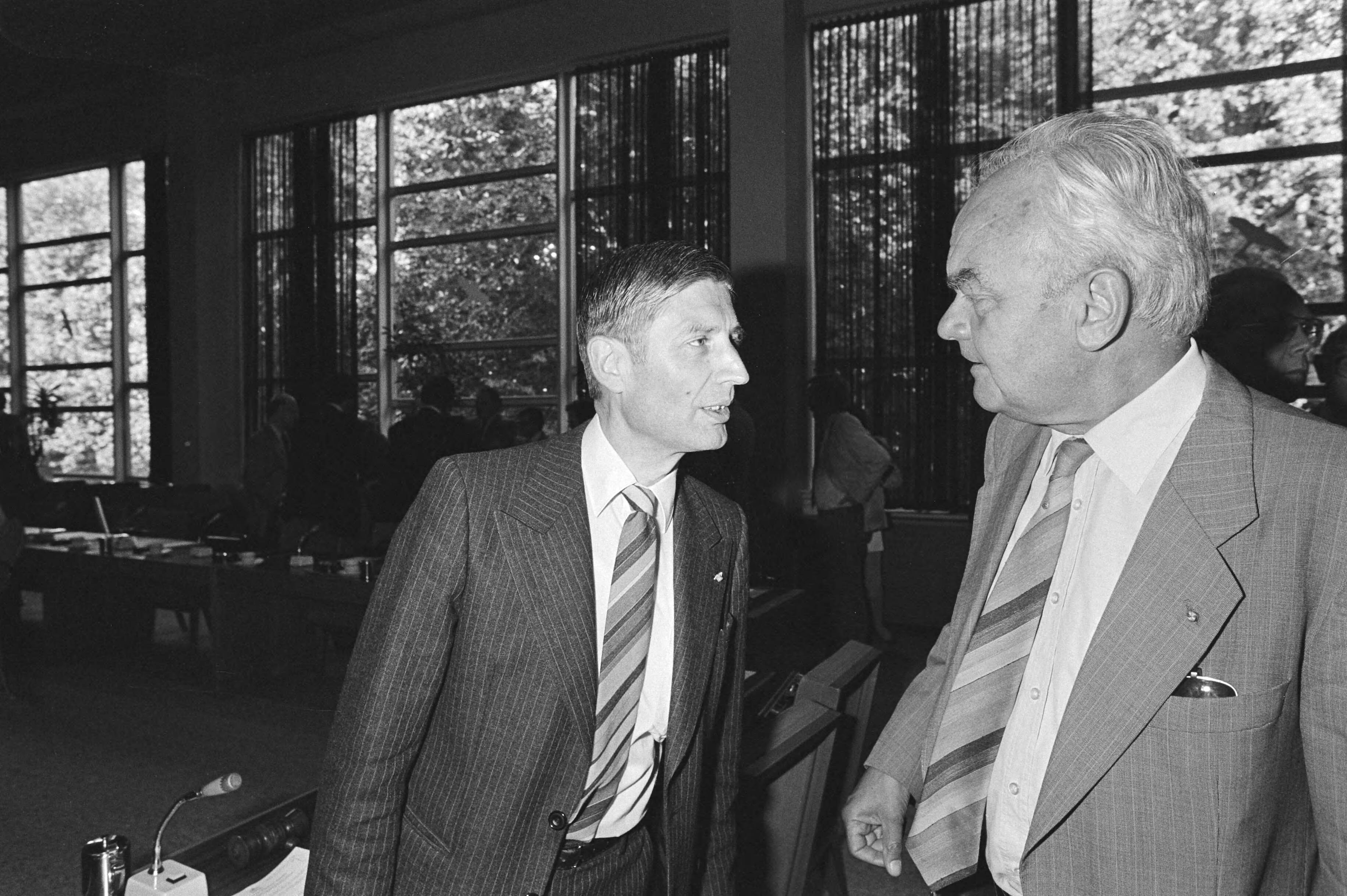 Fotocollectie Anefo — Overleg tussen regering, werkgevers en werknemers SER-geb in Den Haag , Van Agt in gesprek — Foto: Dijk, Hans van / Anefo. Licentie: Set B: Rechtenvrij / Publiek Domein. Bron: Nationaal Archief. http://hdl.handle.net/10648/ace9b560-d0b4-102d-bcf8-003048976d84