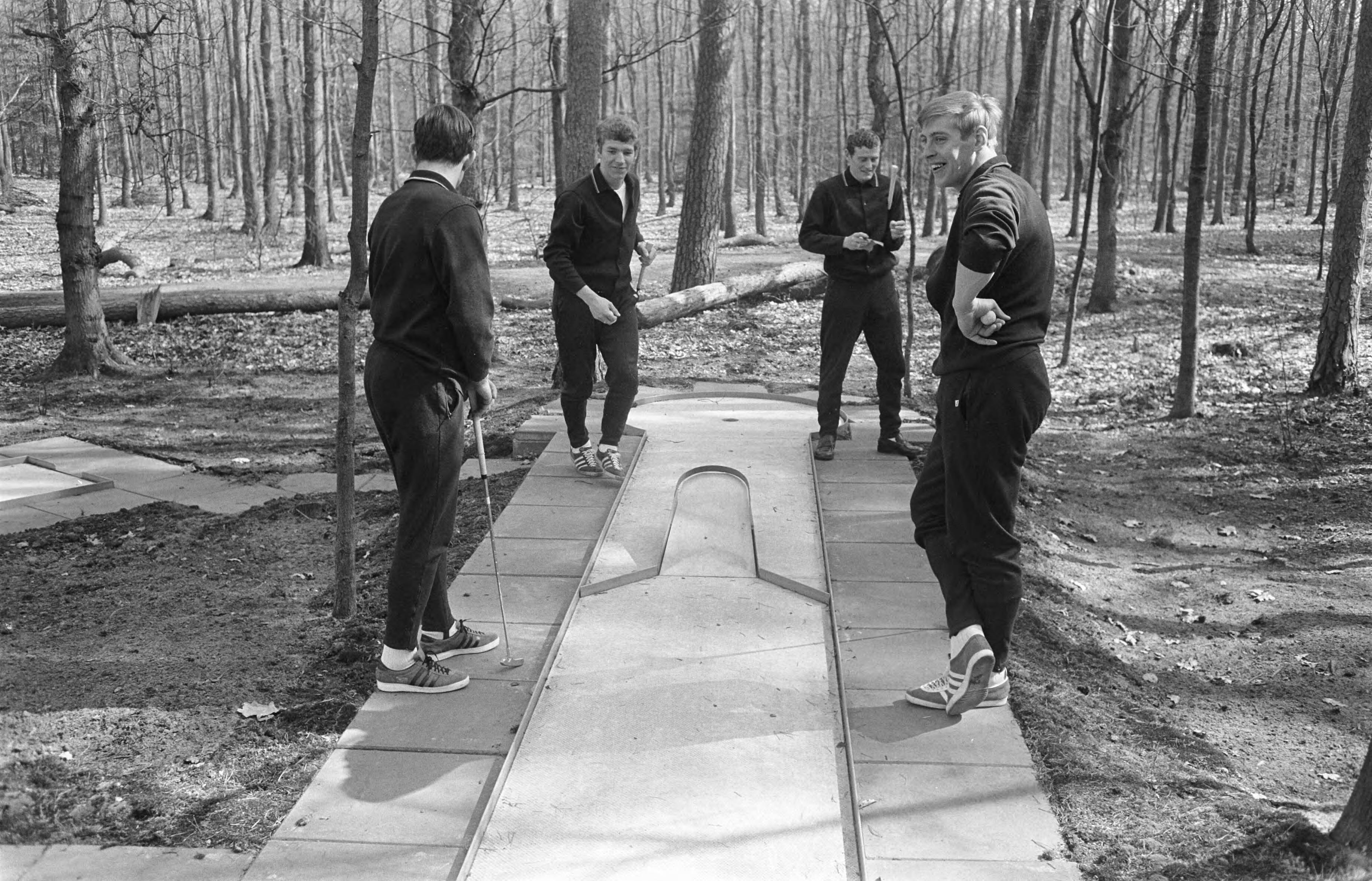 Fotocollectie Anefo — Centrale training selectie voor het Nederlands elftal voor de wedstrijd tegen Tsjecho Slowakije te Zeist spelletje mini-golf — Foto: Koch, Eric / Anefo. Licentie: Set B: Rechtenvrij / Publiek Domein. Bron: Nationaal Archief. http://hdl.handle.net/10648/ab64da3a-d0b4-102d-bcf8-003048976d84
