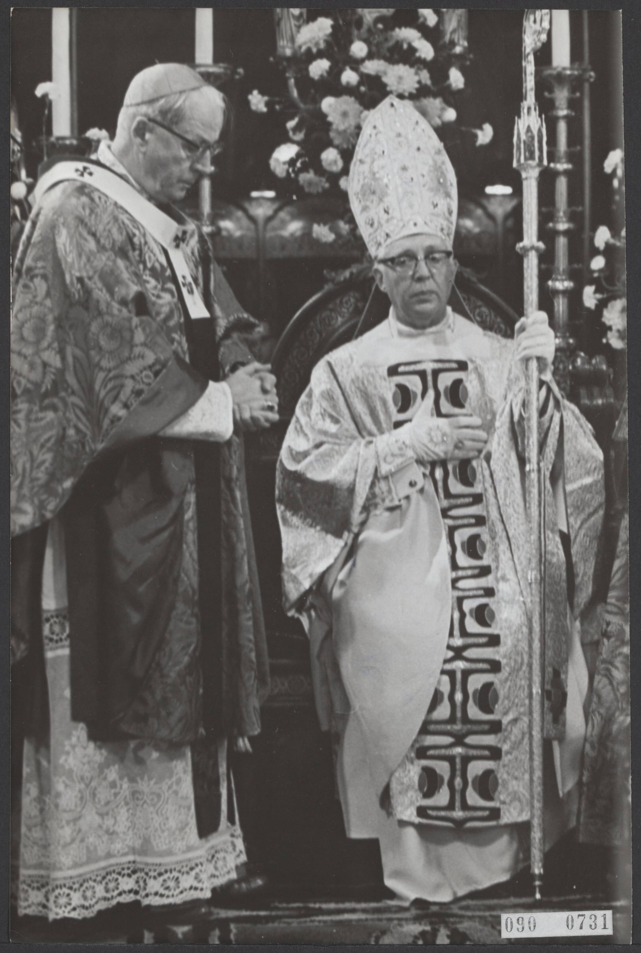 Fotocollectie Elsevier Binnenland — Bisschopswijding van de nieuwe benoemde bisschip van Haarlem, mgr. drs. Th. H.J. Zwartkruis in de St. Bavo te Haarlem. Na de consecratie met kardinaal Alfrink (links) — Foto: Kroon, Ron / Anefo. Licentie: Set B: Rechtenvrij / Publiek Domein. Bron: Nationaal Archief. http://hdl.handle.net/10648/ae1cd278-d0b4-102d-bcf8-003048976d84