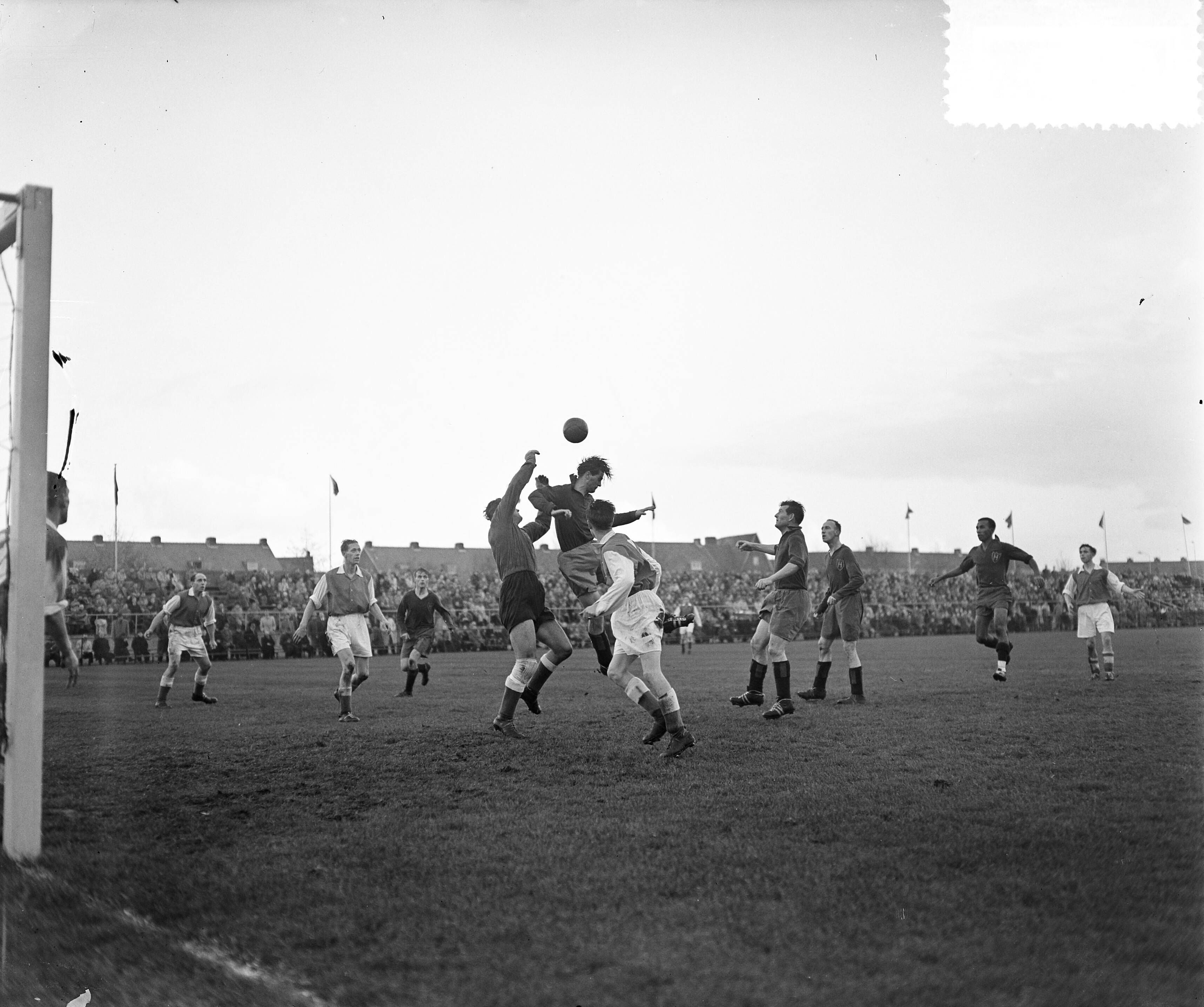Fotocollectie Anefo — Voetbal. Haarlem tegen HVC 0-1. Spelmoment — Foto: Pot, Harry / Anefo. Licentie: Set B: Rechtenvrij / Publiek Domein. Bron: Nationaal Archief. http://hdl.handle.net/10648/a92cdd76-d0b4-102d-bcf8-003048976d84