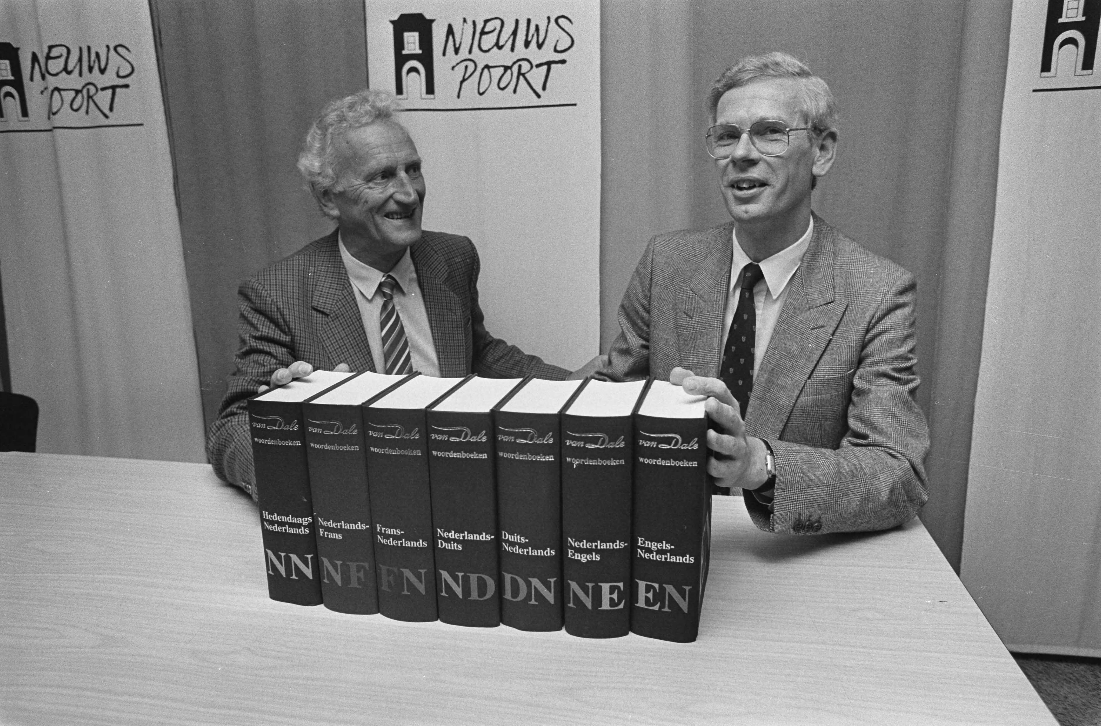 Fotocollectie Anefo — Presentatie Van Dale groot woordenboek Nederlands-Engel ( Den Haag ); scheidend directeur Hagens (l) en opvolger prof. dr. B. P. F. Al (r) met — Foto: Bogaerts, Rob / Anefo. Licentie: Set B: Rechtenvrij / Publiek Domein. Bron: Nationaal Archief. http://hdl.handle.net/10648/ad56b03e-d0b4-102d-bcf8-003048976d84