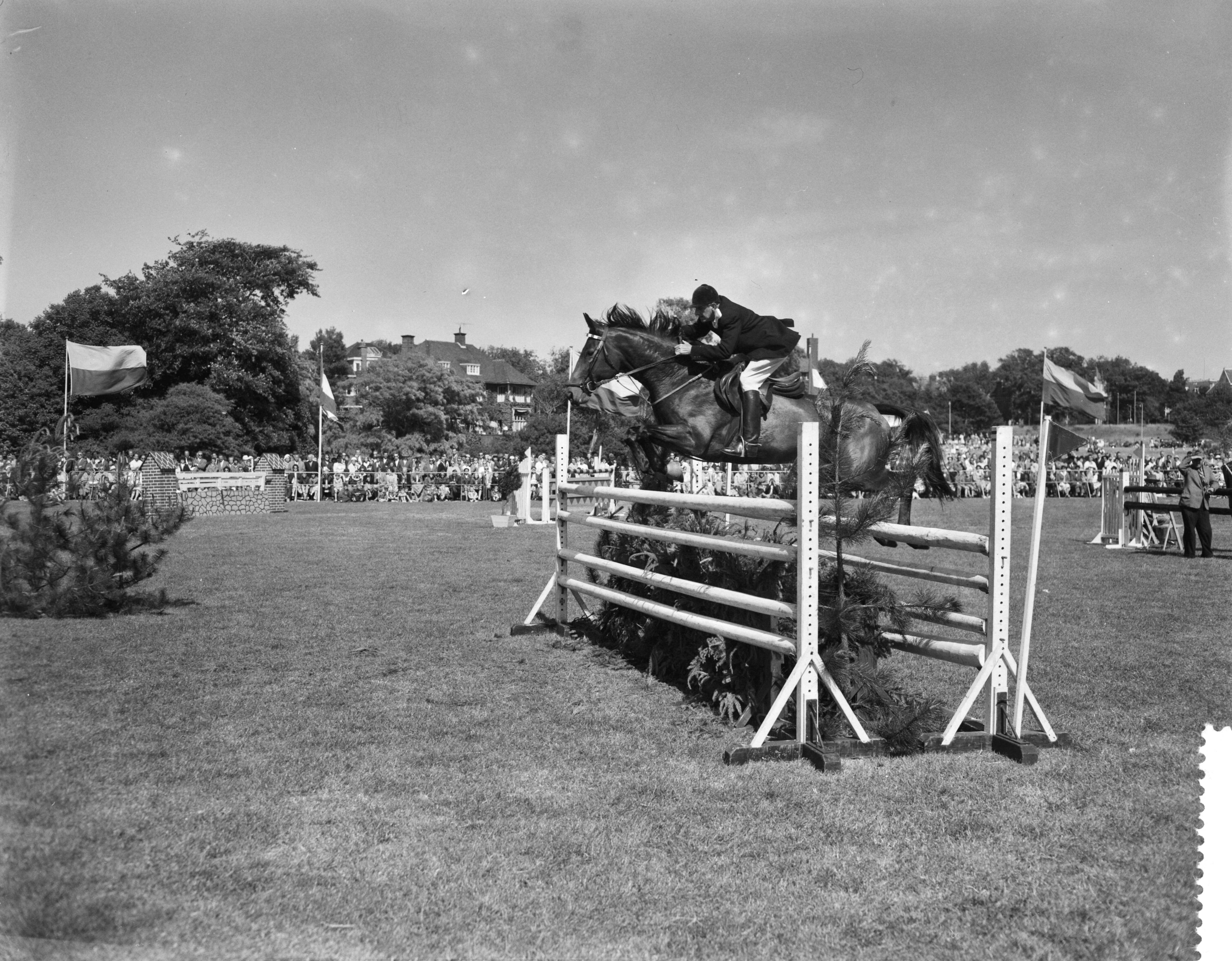 Fotocollectie Anefo — Selectiespringconcours voor het kampioenschap van Nederland in Den Haag — Foto: Behrens, Herbert F. / Anefo. Licentie: Set B: Rechtenvrij / Publiek Domein. Bron: Nationaal Archief. http://hdl.handle.net/10648/a996789e-d0b4-102d-bcf8-003048976d84