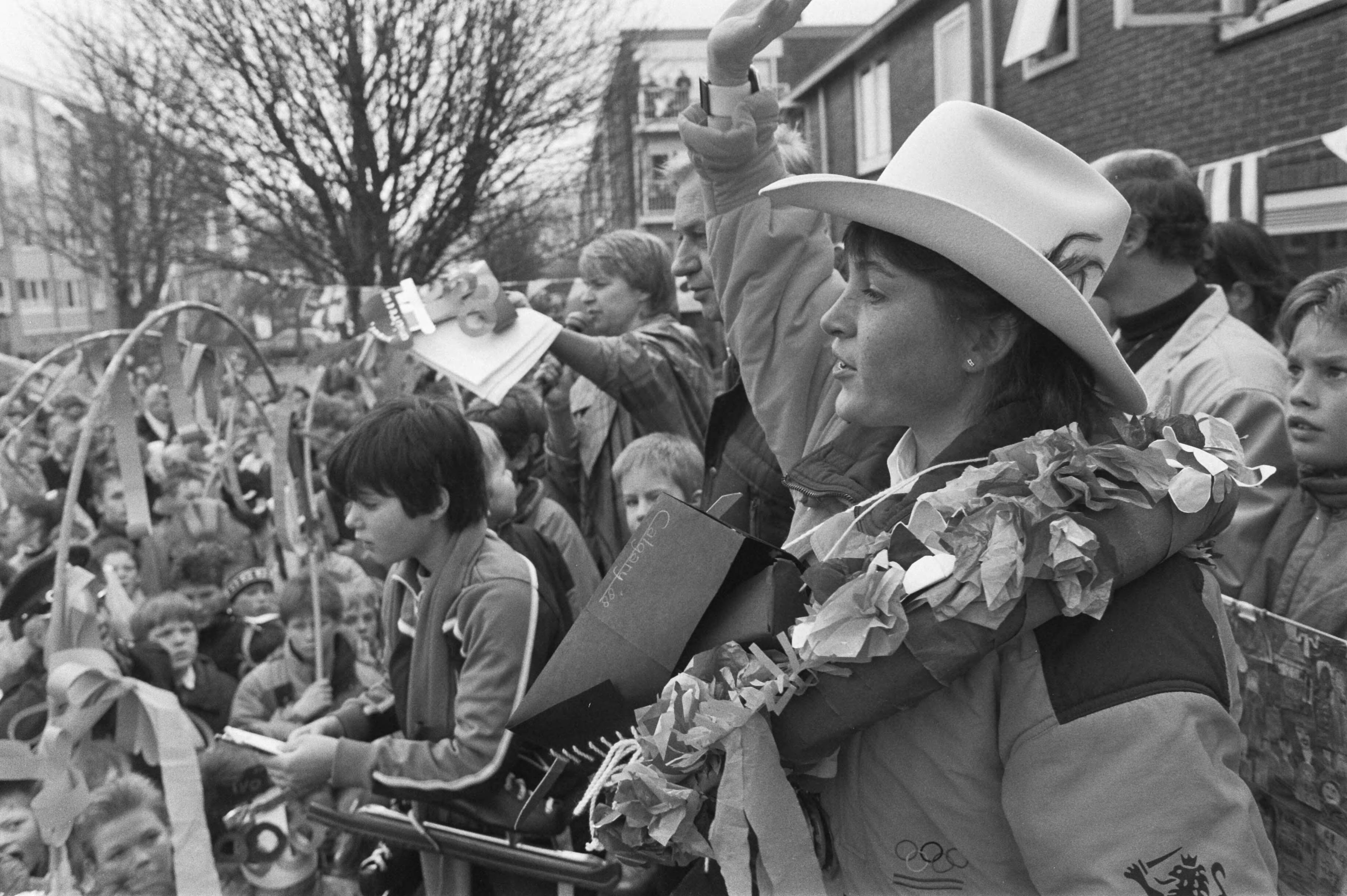Fotocollectie Anefo — Yvonne van Gennip bij aankomst thuis in Haarlem; tijdens zanghulde — Foto: Croes, Rob C. / Anefo. Licentie: Set B: Rechtenvrij / Publiek Domein. Bron: Nationaal Archief. http://hdl.handle.net/10648/ad68e2a4-d0b4-102d-bcf8-003048976d84
