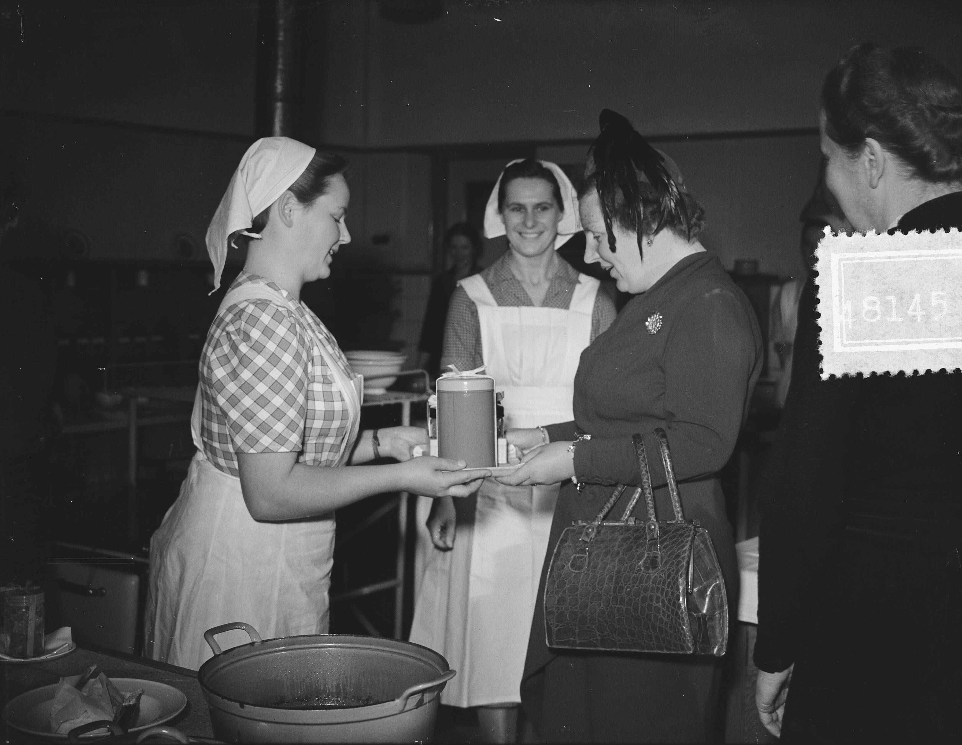 Bezoek van koningin Juliana aan de de Rijkslandbouwhuishoudschool "Nieuw Rollecate" te Deventer — Foto: Bilsen, Joop van / Anefo. — Licentie: Set B: Rechtenvrij / Publiek Domein. Bron: Nationaal Archief. http://hdl.handle.net/10648/a8f0e60e-d0b4-102d-bcf8-003048976d84