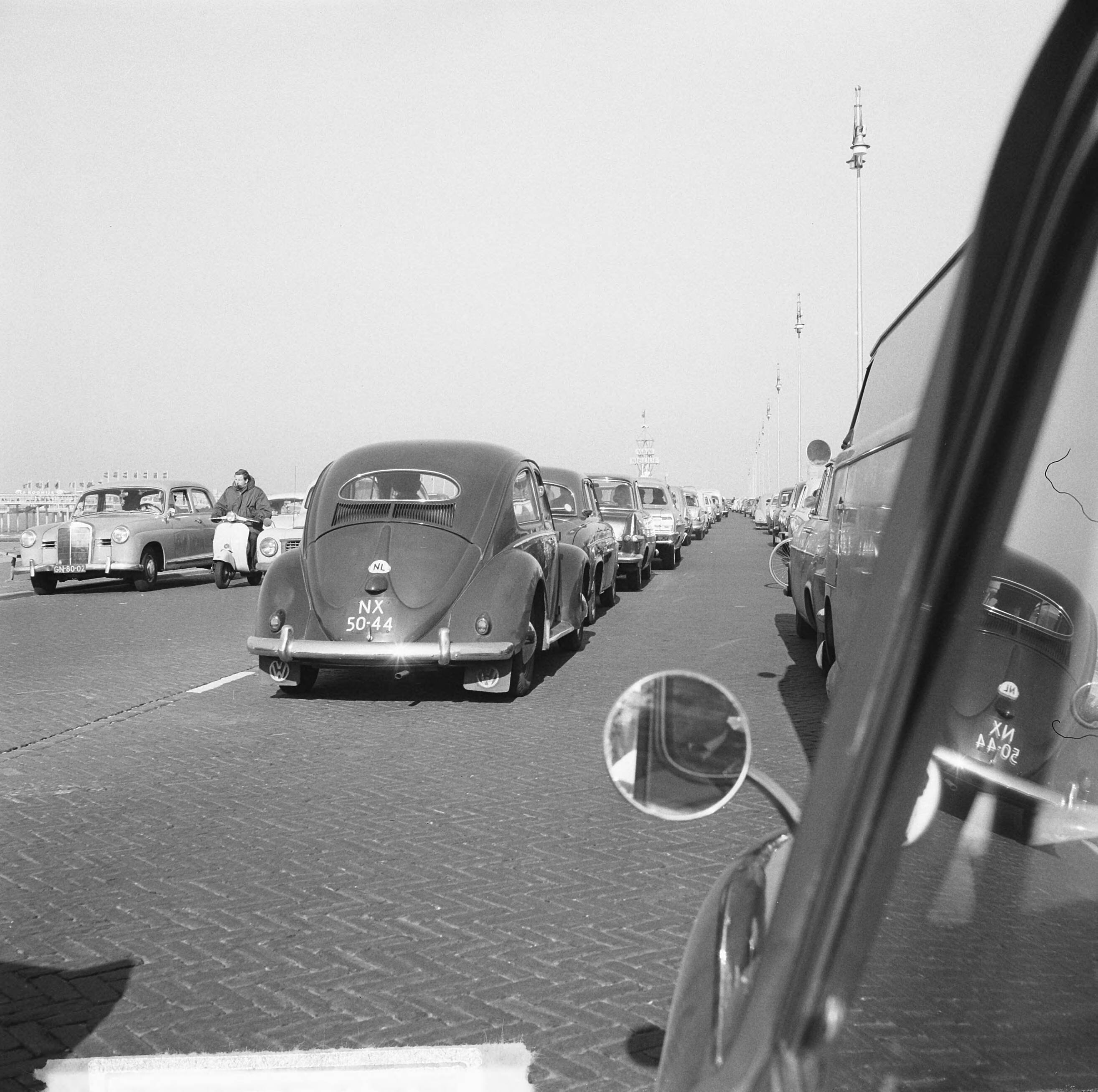 Fotocollectie Anefo — Boulevard Scheveningen vol met "opuittrekkenden" bij warm weer — Foto: Smulders, Jean / Anefo. Licentie: Set B: Rechtenvrij / Publiek Domein. Bron: Nationaal Archief. http://hdl.handle.net/10648/aa60afb0-d0b4-102d-bcf8-003048976d84