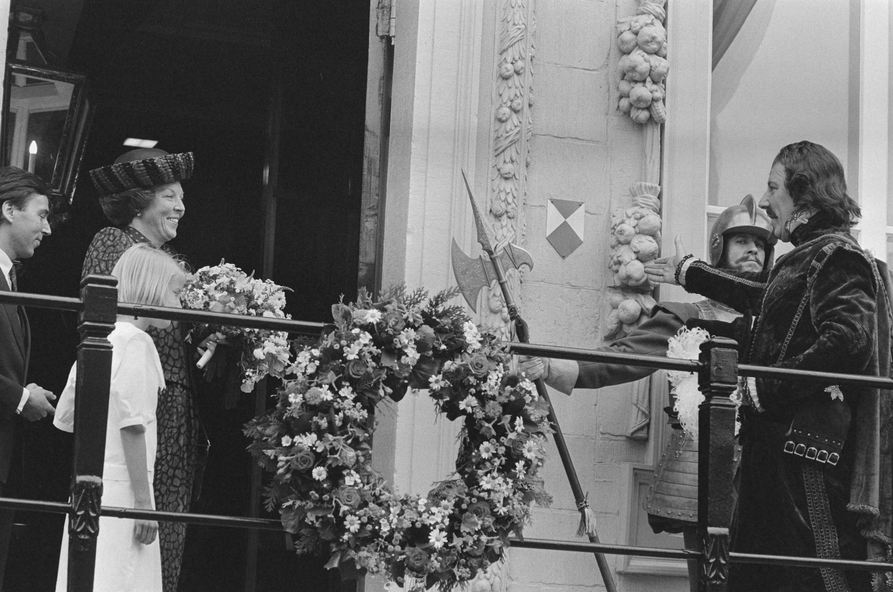 Fotocollectie Anefo — Officiele heropening Mauritshuis in Den Haag door Koningin Beatrix , hier op bordes welkom geheten door Prins Johan Maurits (acteur Paul van Gorcum ) / — Foto: Bogaerts, Rob / Anefo. Licentie: Set B: Rechtenvrij / Publiek Domein. Bron: Nationaal Archief. http://hdl.handle.net/10648/ad6125a0-d0b4-102d-bcf8-003048976d84