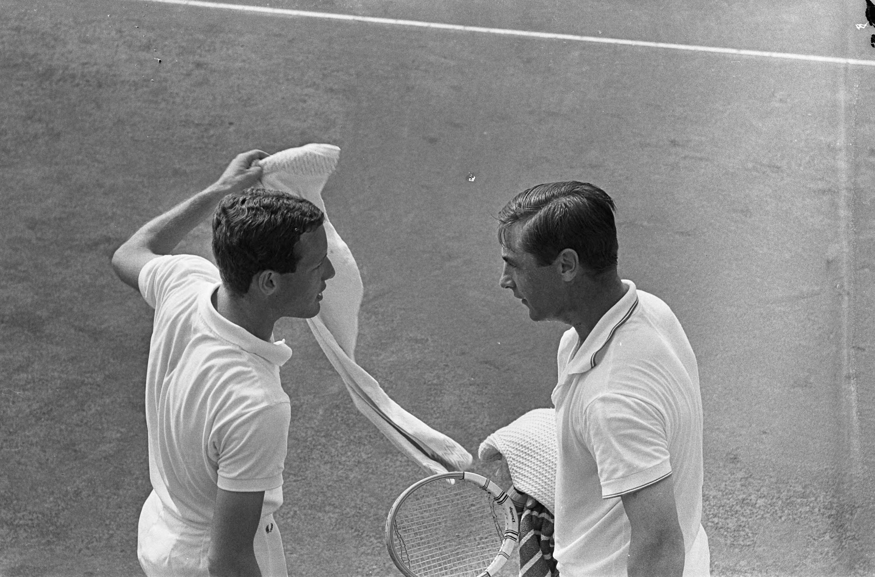 Fotocollectie Anefo — Nederlandse tenniskampioenschappen op de METS-banen. Tom Okker (links) versloeg Henk de Zoete in de 2e ronde (6-0, 6-1, 6-1) — Foto: Koch, Eric / Anefo. Licentie: Set B: Rechtenvrij / Publiek Domein. Bron: Nationaal Archief. http://hdl.handle.net/10648/aaba4250-d0b4-102d-bcf8-003048976d84