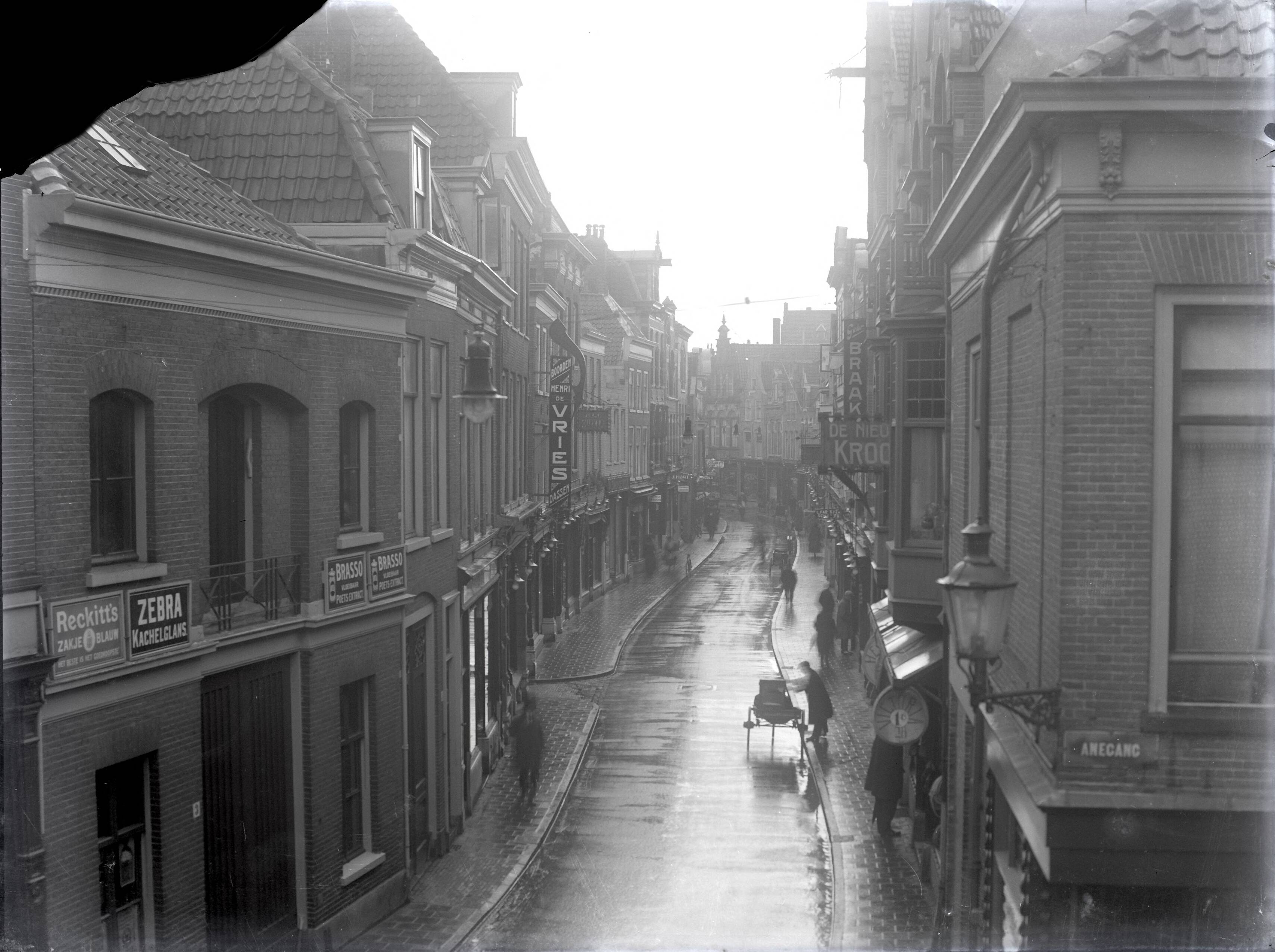 Berg, van den (BERG 050) — Kleine Houtstraat bij dag. Rechts de Anegang. Nederland, Haarlem. Zonder datum [1922-1940]. — Foto: Berg, Th.C.J. van den / Spaarnestad Photo (05887). Licentie: Set B: Rechtenvrij / Publiek Domein. Bron: Nationaal Archief. http://hdl.handle.net/10648/35429da6-75e9-a382-e063-6df0900a6686