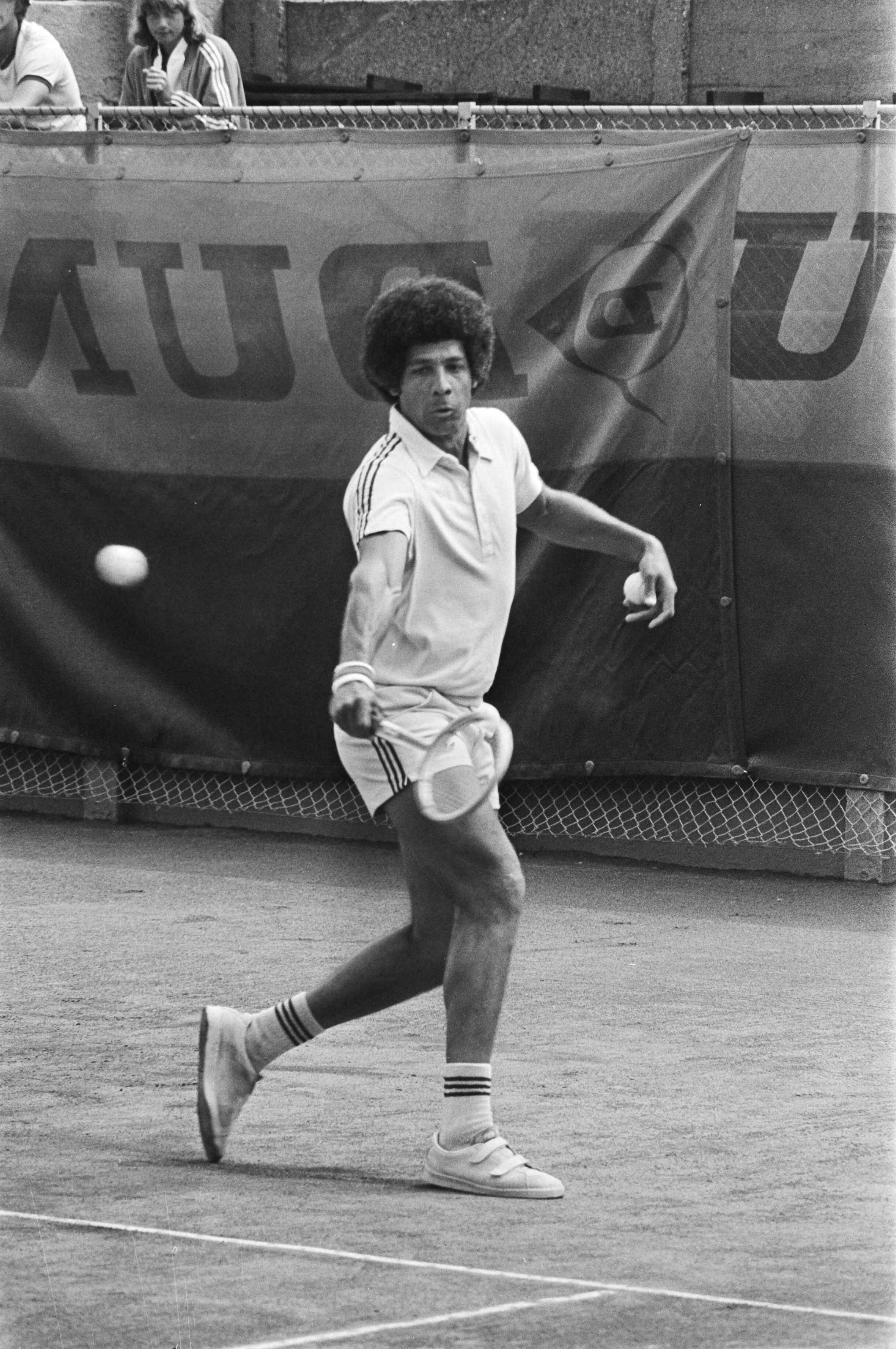 Fotocollectie Anefo — Internationaal tenniskampioenschap van Scheveningen op ME Humphrey Horse in actie — Foto: Verhoeff, Bert / Anefo. Licentie: Set B: Rechtenvrij / Publiek Domein. Bron: Nationaal Archief. http://hdl.handle.net/10648/ac9f2608-d0b4-102d-bcf8-003048976d84