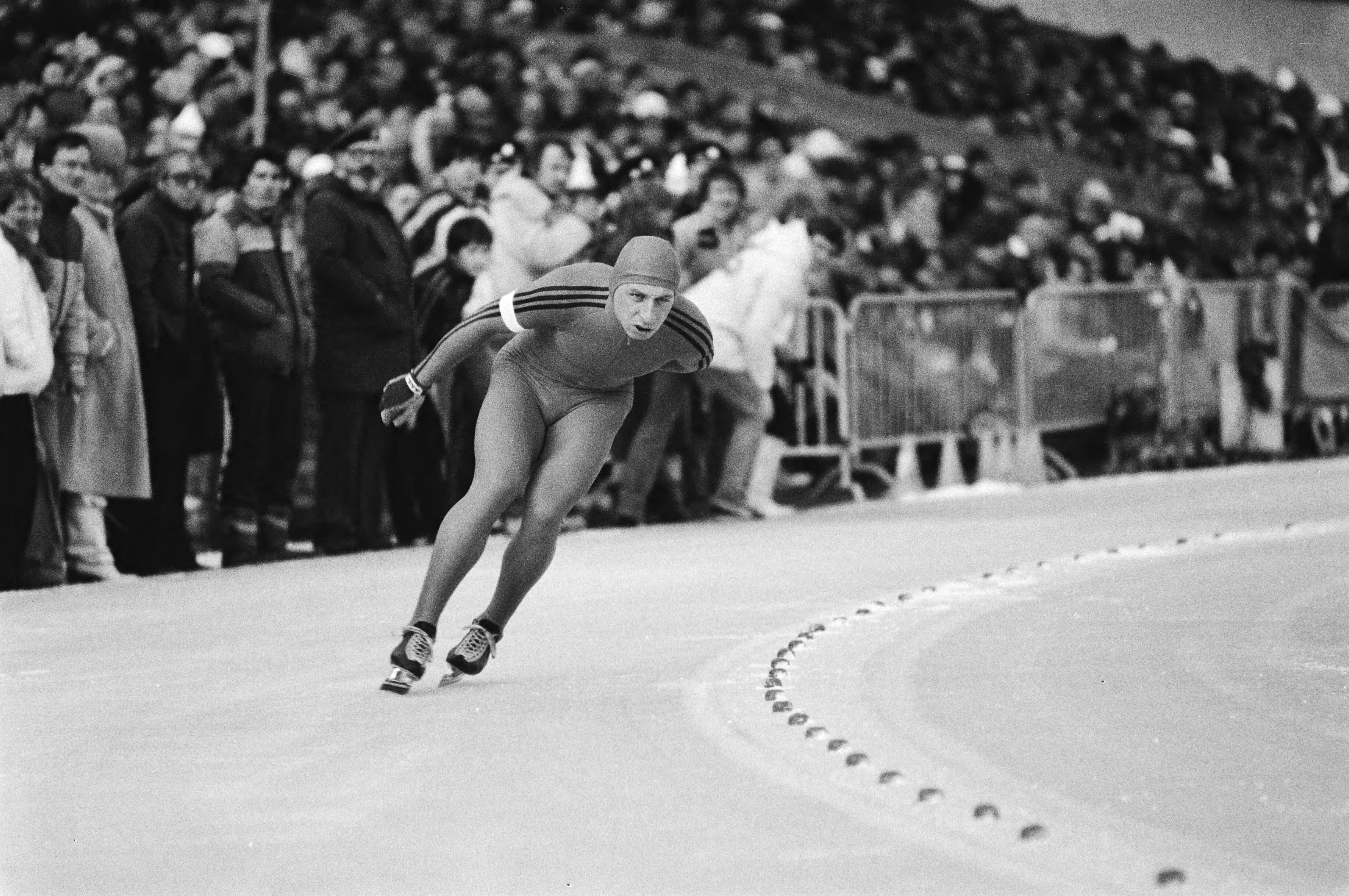 Europese kampioenschappen schaatsen mannen 1983 in Den Haag — Yep Kramer in actie — Foto: Croes, Rob C. / Anefo. Licentie: Set B: Rechtenvrij / Publiek Domein. Bron: Nationaal Archief. http://hdl.handle.net/10648/ad2502be-d0b4-102d-bcf8-003048976d84