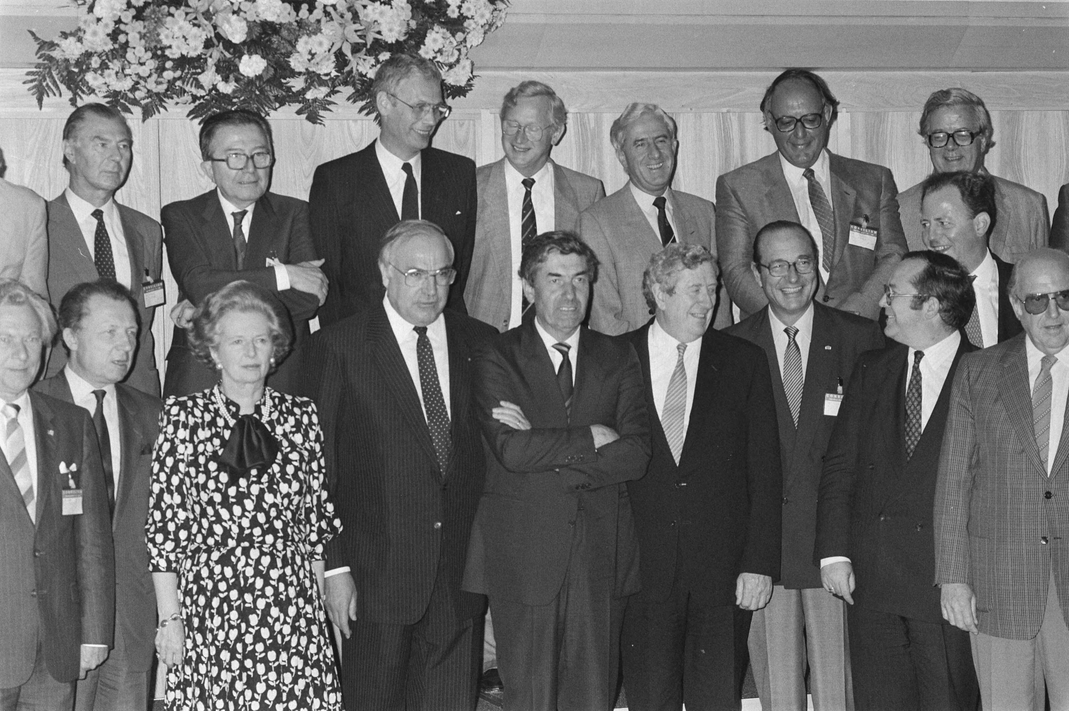 Fotocollectie Anefo — Tweede dag Europese Top in Den Haag ; premier Lubbers tussen premiers en ministers van Buitenlandse Zaken — Foto: Molendijk, Bart / Anefo. Licentie: Set B: Rechtenvrij / Publiek Domein. Bron: Nationaal Archief. http://hdl.handle.net/10648/ad54ea9c-d0b4-102d-bcf8-003048976d84