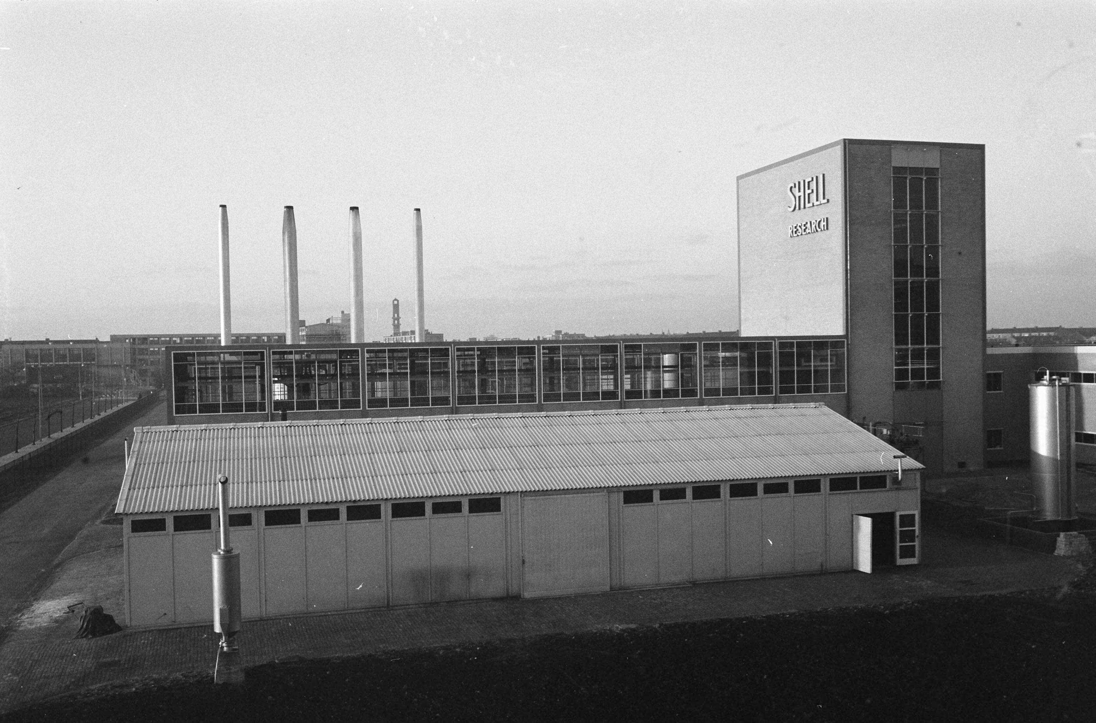 Fotocollectie Anefo — Opening Laboratorium van Shell Research te Rijswijk. Exterieur — Foto: Pot, Harry / Anefo. Licentie: Set B: Rechtenvrij / Publiek Domein. Bron: Nationaal Archief. http://hdl.handle.net/10648/a9ee060e-d0b4-102d-bcf8-003048976d84