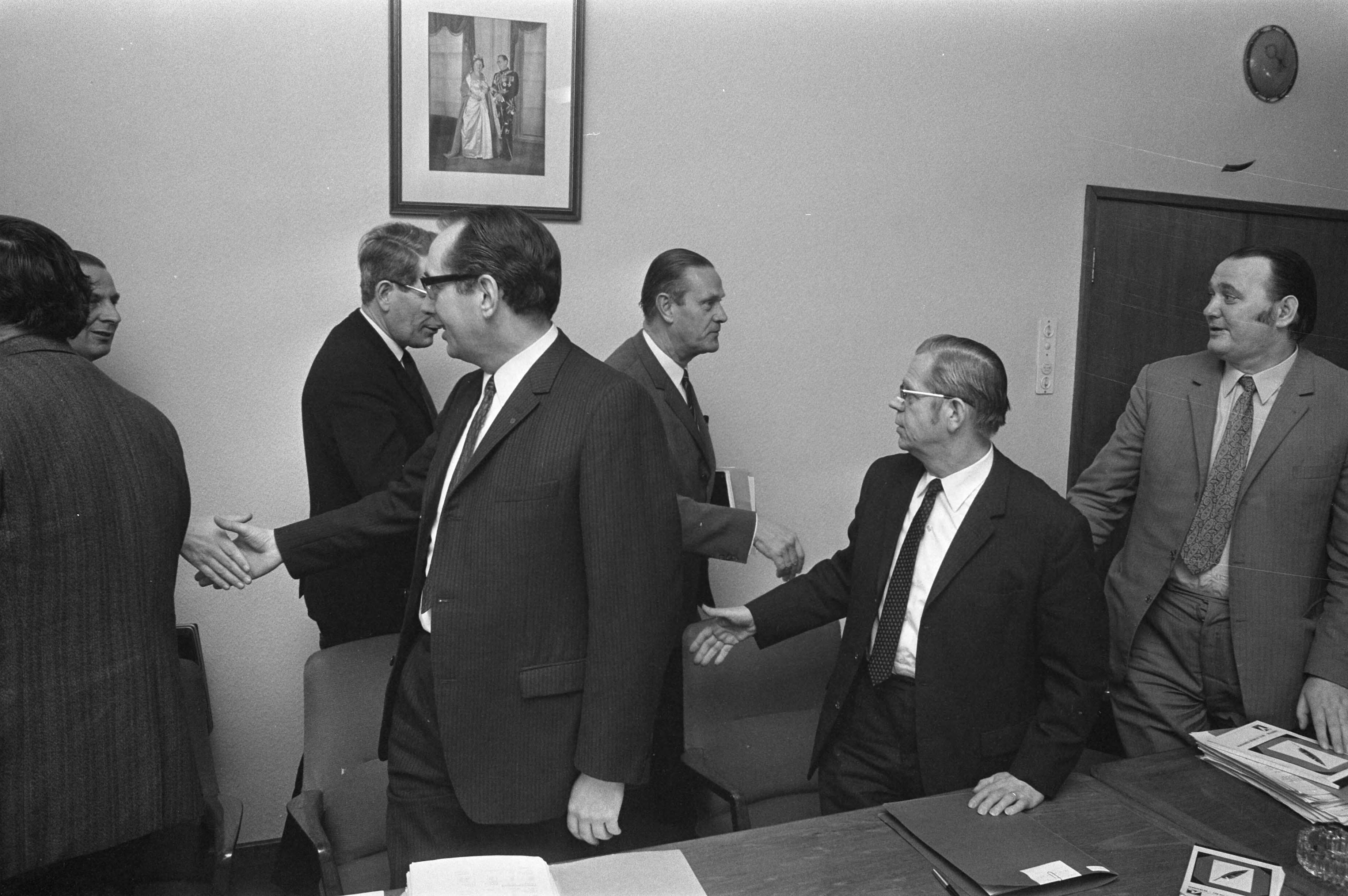 Fotocollectie Anefo — Raad van overleg van werkgevers en werknemers metaalindustrie bijeen over CAO in FME-gebouw, Den Haag — Foto: Peters, Hans / Anefo. Licentie: Set B: Rechtenvrij / Publiek Domein. Bron: Nationaal Archief. http://hdl.handle.net/10648/abddb5cc-d0b4-102d-bcf8-003048976d84