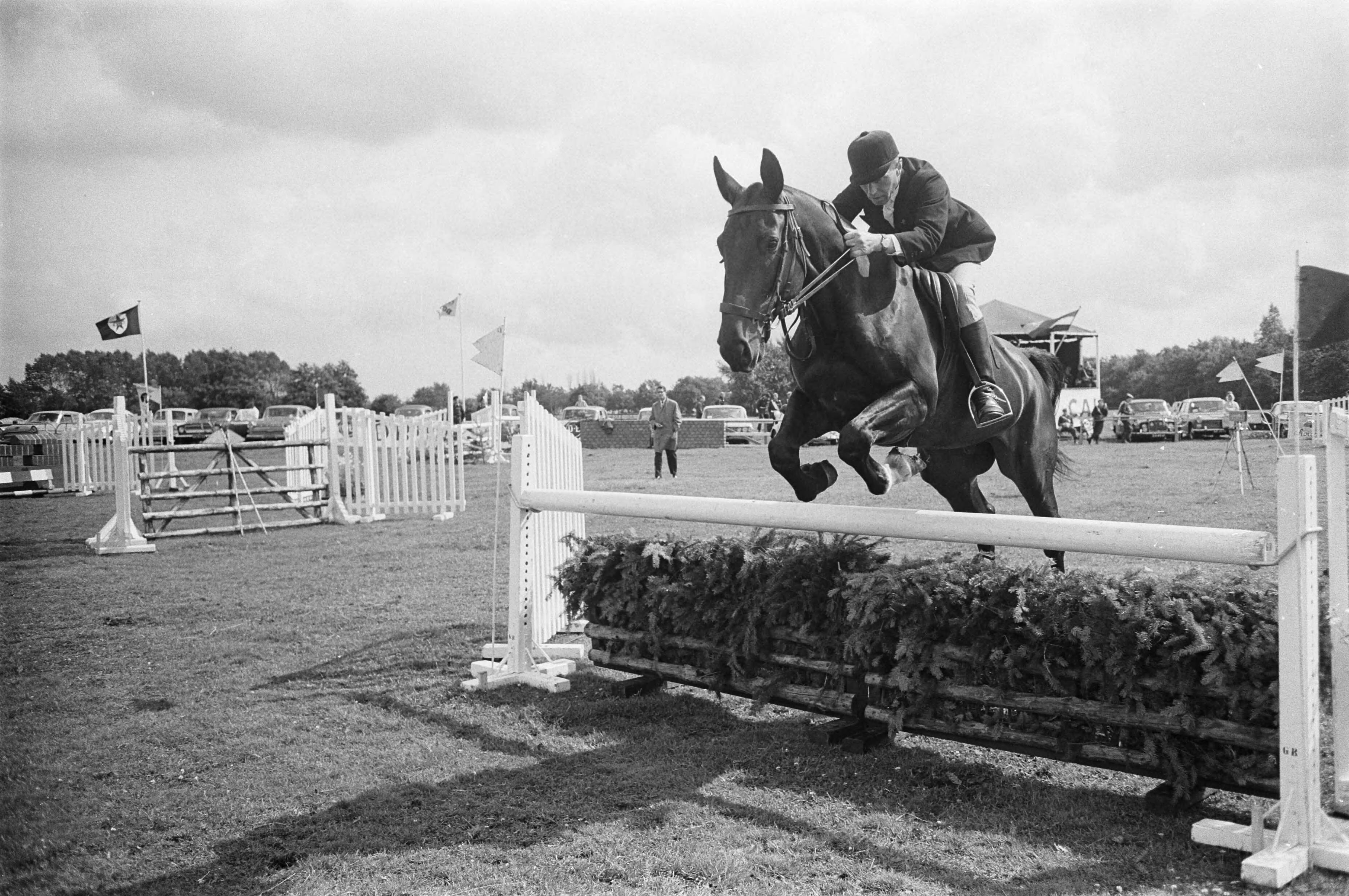 Fotocollectie Anefo — Het Concours Hippique te Blaricum, winnaar D.J. Mellema in actie — Foto: Broers, F.N. / Anefo. Licentie: Set B: Rechtenvrij / Publiek Domein. Bron: Nationaal Archief. http://hdl.handle.net/10648/aa411bd2-d0b4-102d-bcf8-003048976d84