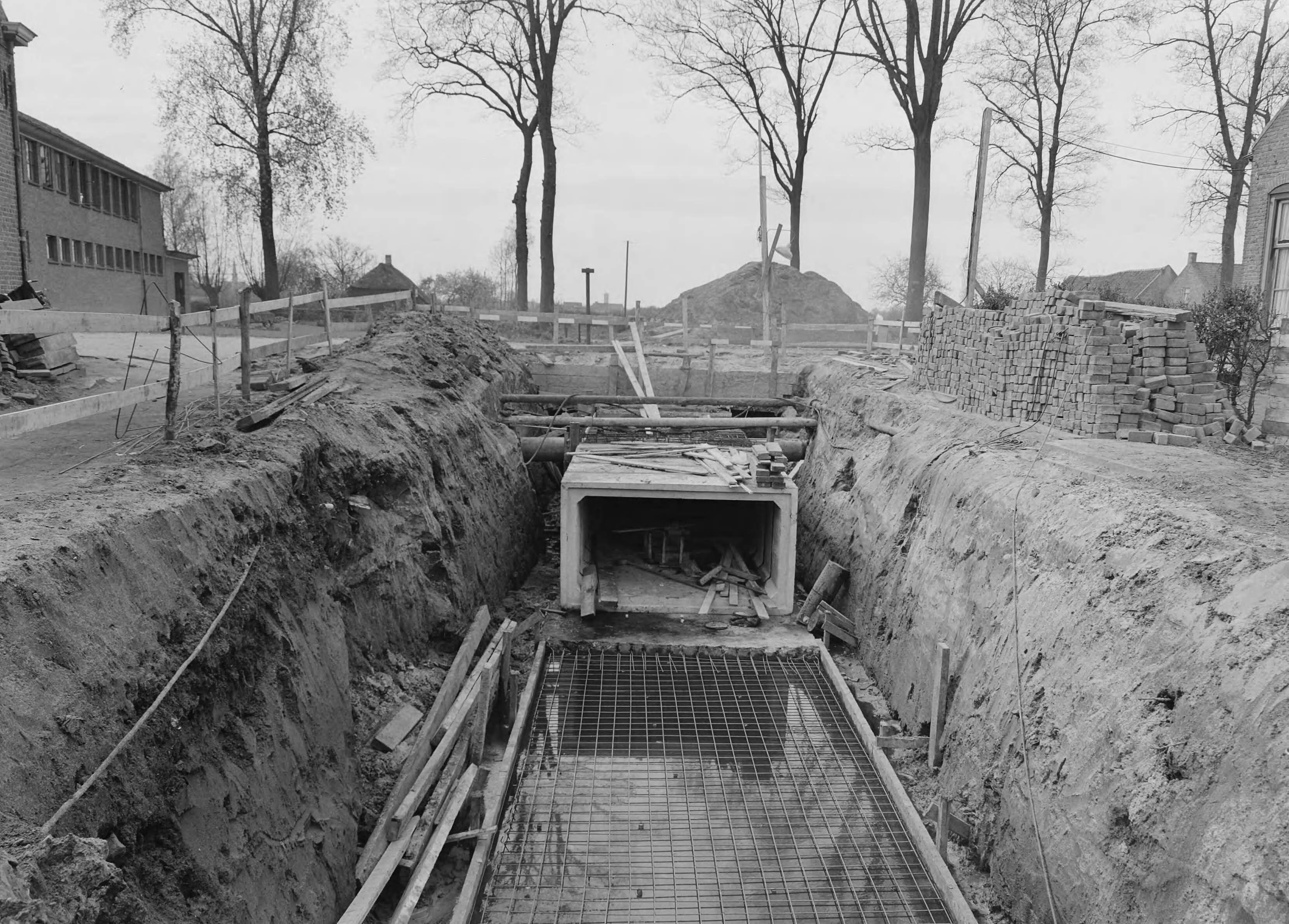 Fotocollectie Nederlandse Heidemaatschappij — Overkluizing Bransevaart-Turfvaart gemeent Etten en Leur — Foto: Eyssen, [...] / Heidemij. Licentie: Set B: Rechtenvrij / Publiek Domein. Bron: Nationaal Archief. http://hdl.handle.net/10648/ae5f1520-d0b4-102d-bcf8-003048976d84