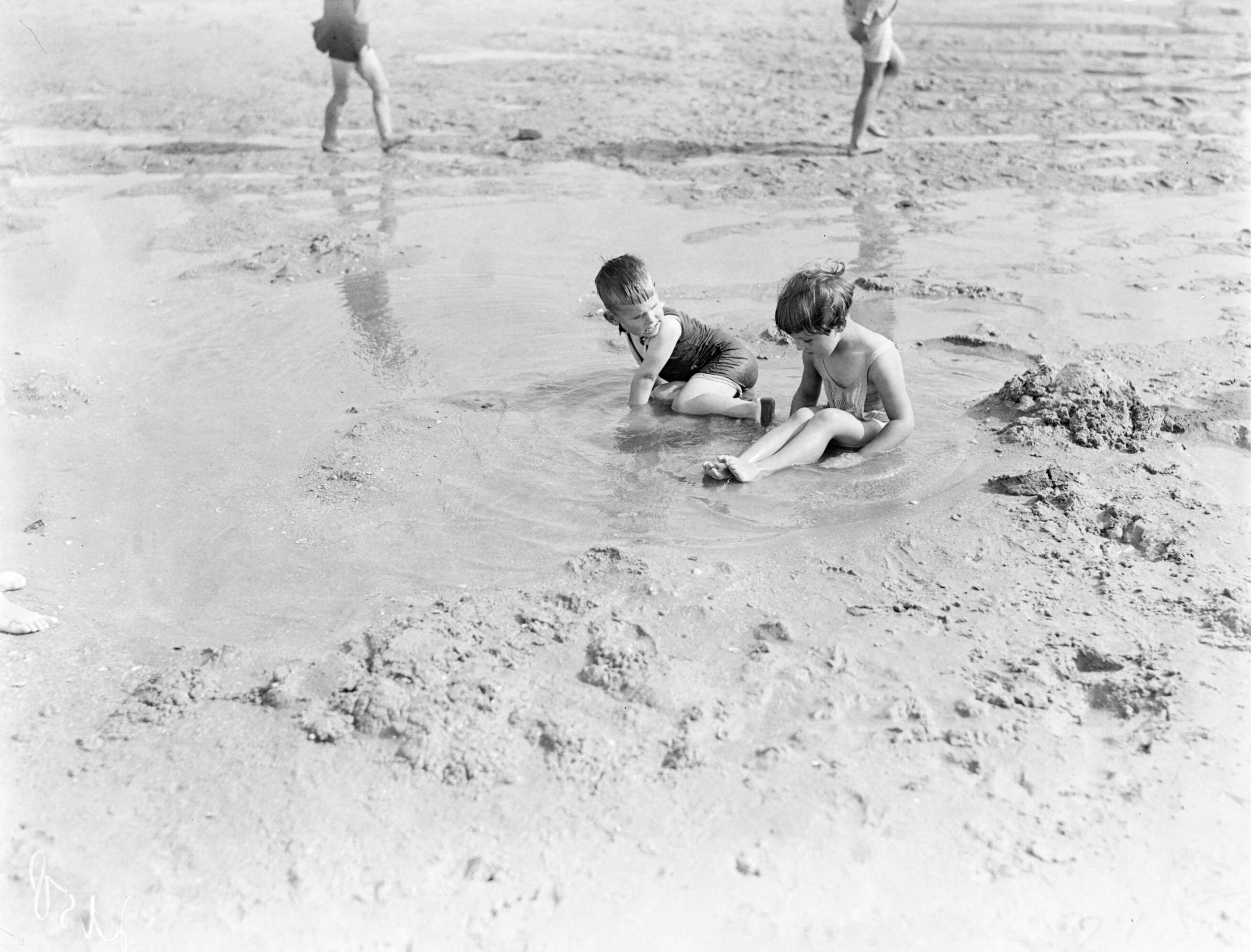 Scheveningen. — Twee kinderen op het strand in Scheveningen — Foto: Poll, Willem van de. Licentie: Set B: Rechtenvrij / Publiek Domein. Bron: Nationaal Archief. http://hdl.handle.net/10648/aea9f1f8-d0b4-102d-bcf8-003048976d84