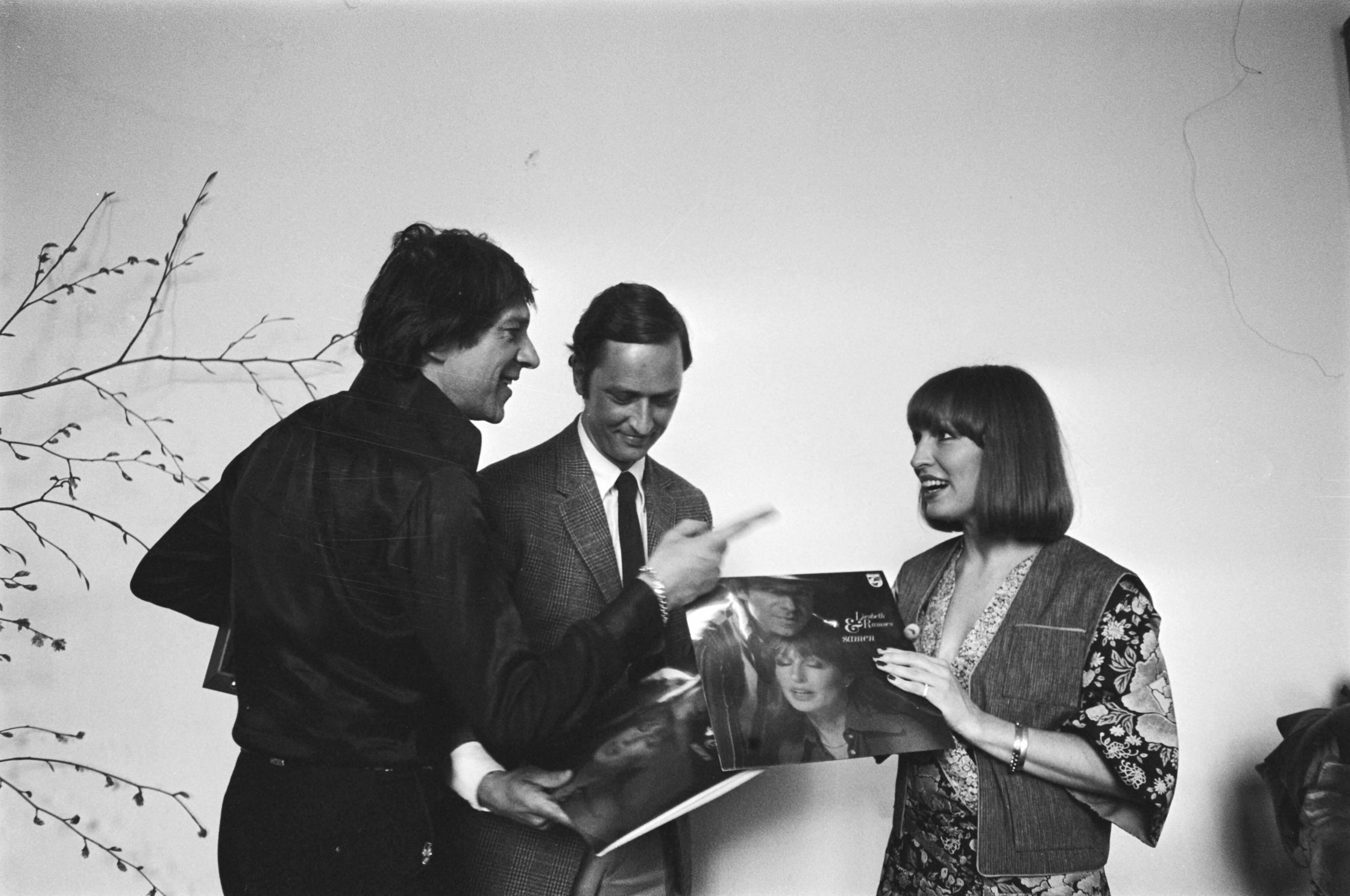 Fotocollectie Anefo — Ramses Shaffy en Liesbeth List met LP "Samen" t.g.v. 10 jaar bij Phonogram, op Kasteel Groeneveld bij Baarn — Foto: Verhoeff, Bert / Anefo. Licentie: Set B: Rechtenvrij / Publiek Domein. Bron: Nationaal Archief. http://hdl.handle.net/10648/ac81d1fc-d0b4-102d-bcf8-003048976d84