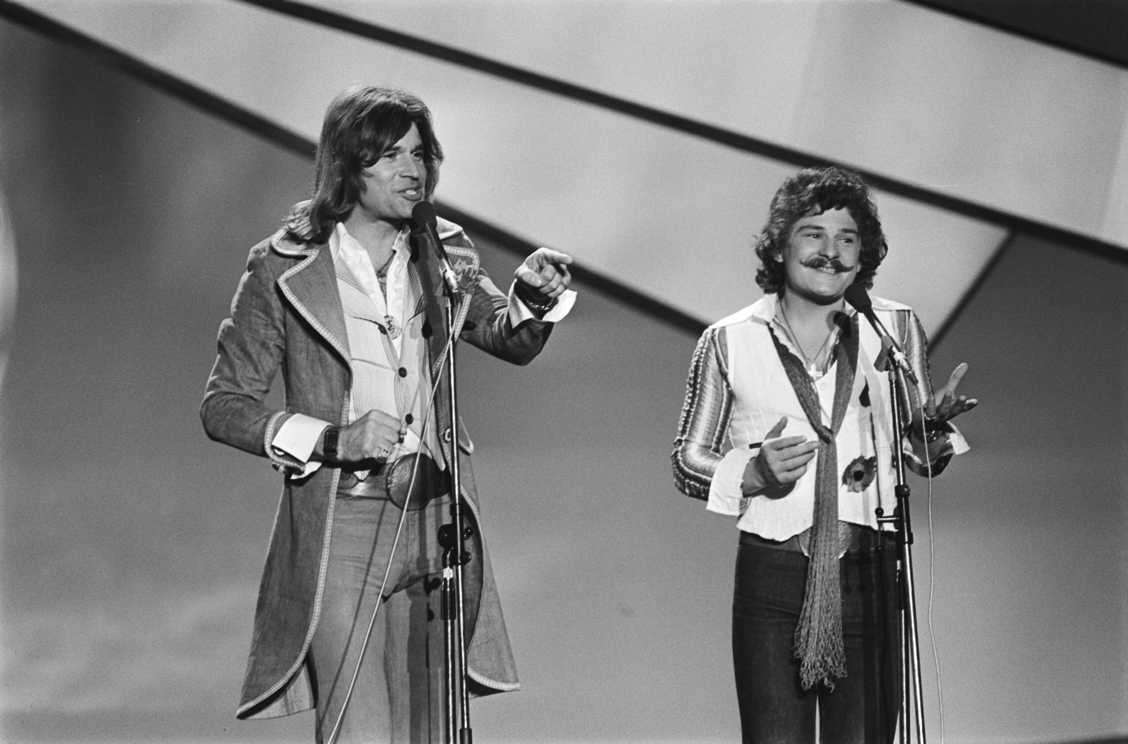 Fotocollectie Anefo — Eurovisie Songfestival 76 Den Haag ; Waterloo + Robinson (Oostenrijk) — Foto: Mieremet, Rob / Anefo. Licentie: Set B: Rechtenvrij / Publiek Domein. Bron: Nationaal Archief. http://hdl.handle.net/10648/ac80aeb2-d0b4-102d-bcf8-003048976d84