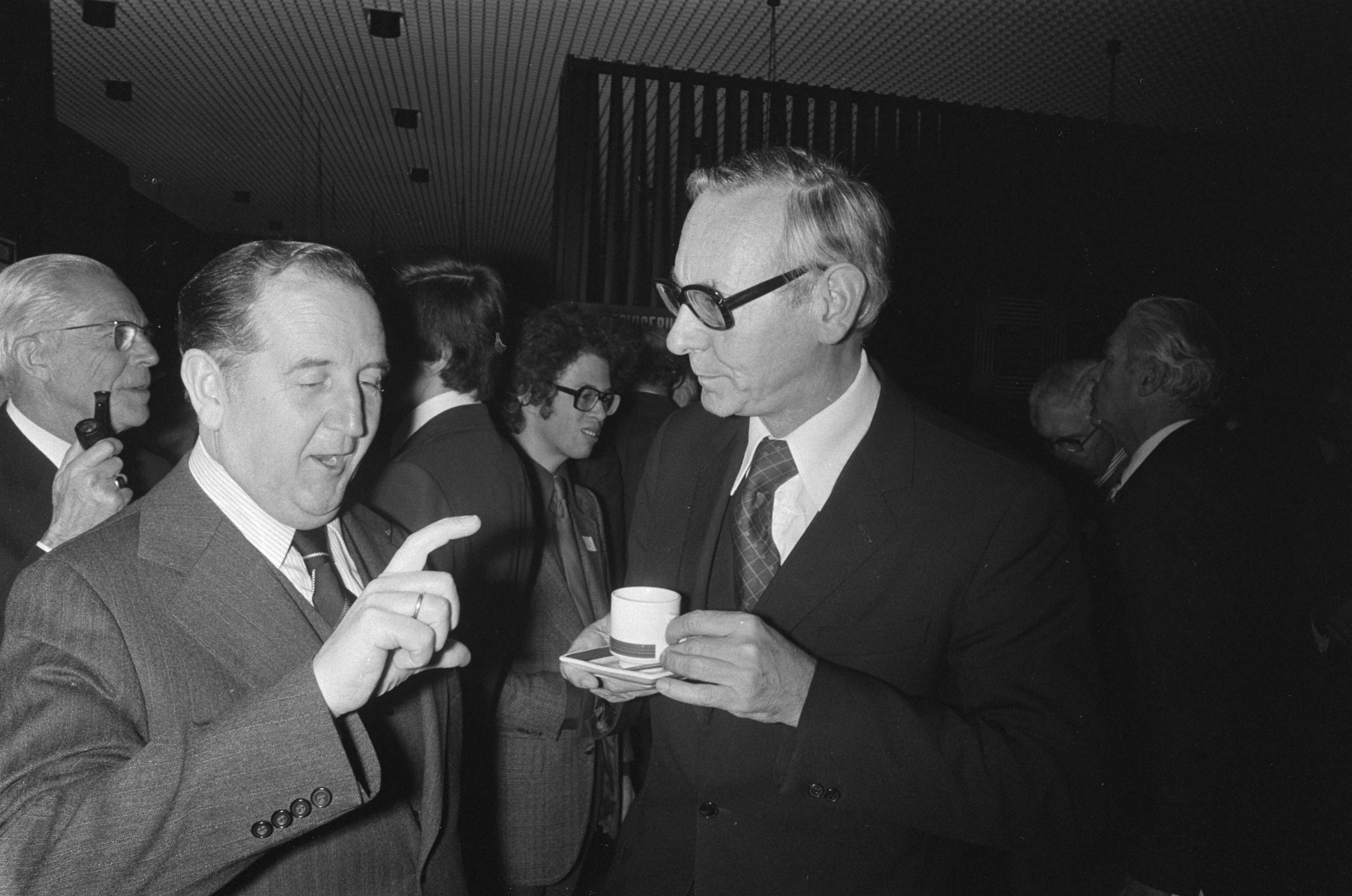 Fotocollectie Anefo — Jaarvergadering VNO in Utrecht; Van Veen (links) en Van der Stoel — Foto: Bogaerts, Rob / Anefo. Licentie: Set B: Rechtenvrij / Publiek Domein. Bron: Nationaal Archief. http://hdl.handle.net/10648/ac77e70a-d0b4-102d-bcf8-003048976d84