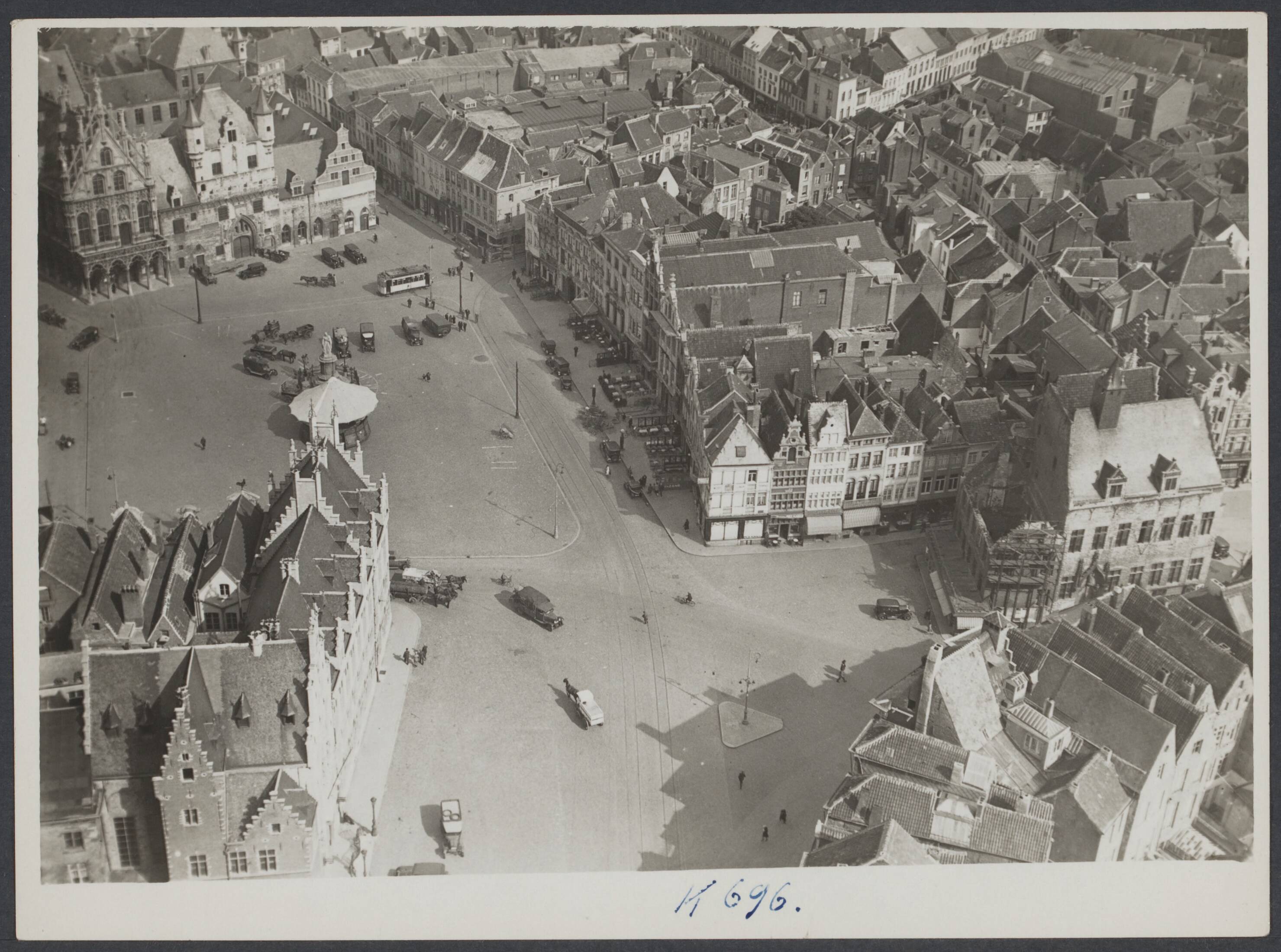 Mechelen — Mechelen. Gezicht vanaf de toren van de St. Romboutskathedraal op de Grote Markt met het Paleis van de Grote Raad, Belfort en Lakenhal linksboven, linksonder het postkantoor en met rechts het Schepenhuis — Foto: Onbekend / Publiek Domein of Rechtenvrij. Licentie: Set B: Rechtenvrij / Publiek Domein. Bron: Nationaal Archief. http://hdl.handle.net/10648/f441ad61-eb91-3f1d-2b83-5c629384f484