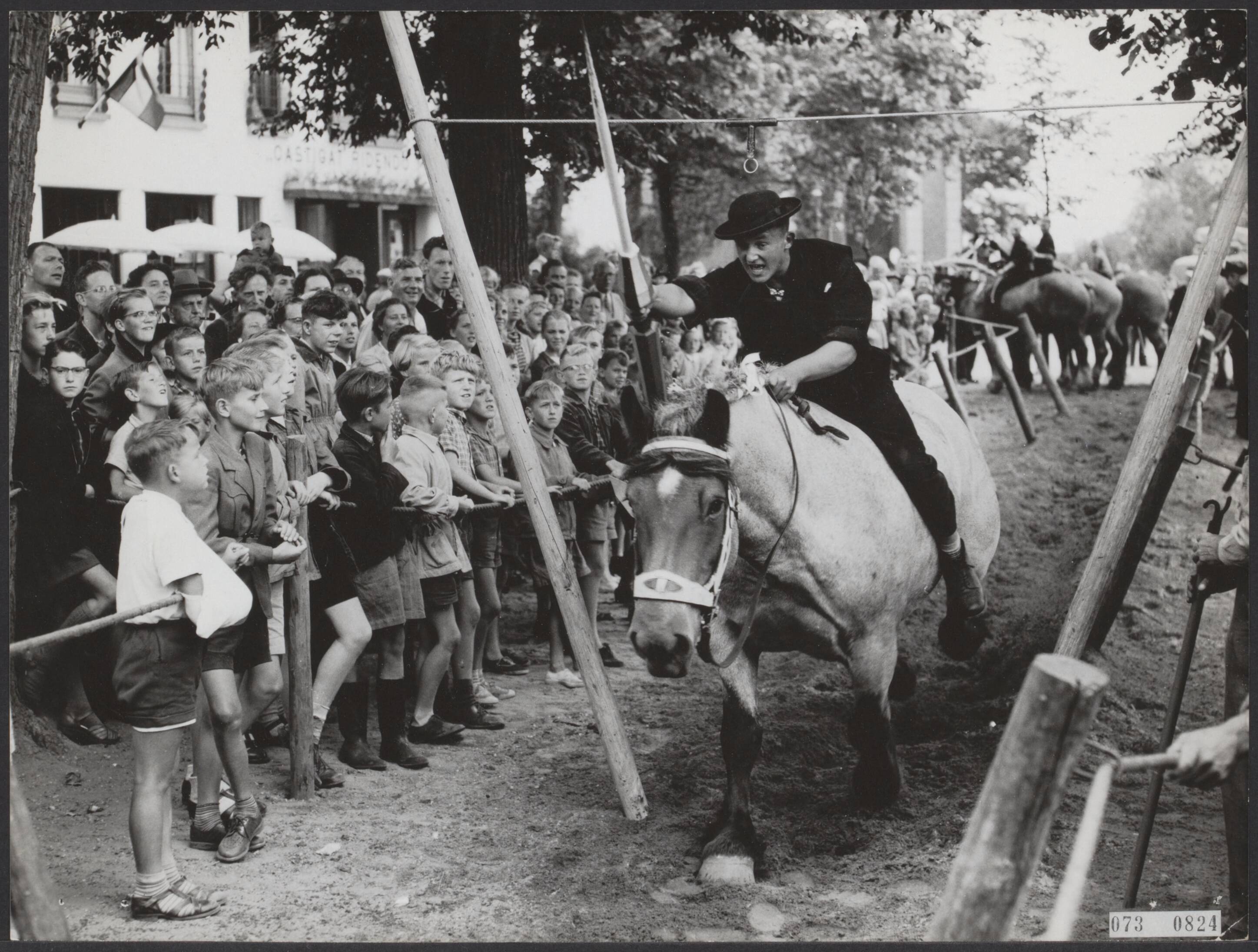 Fotocollectie Elsevier Binnenland — Jaarlijkse wedstrijden in het ringrijden in Middelburg om de door koningin Juliana beschikbaar gestelde wisselbeker — Foto: Fotograaf Onbekend / Anefo. Licentie: Set B: Rechtenvrij / Publiek Domein. Bron: Nationaal Archief. http://hdl.handle.net/10648/ae15da2c-d0b4-102d-bcf8-003048976d84