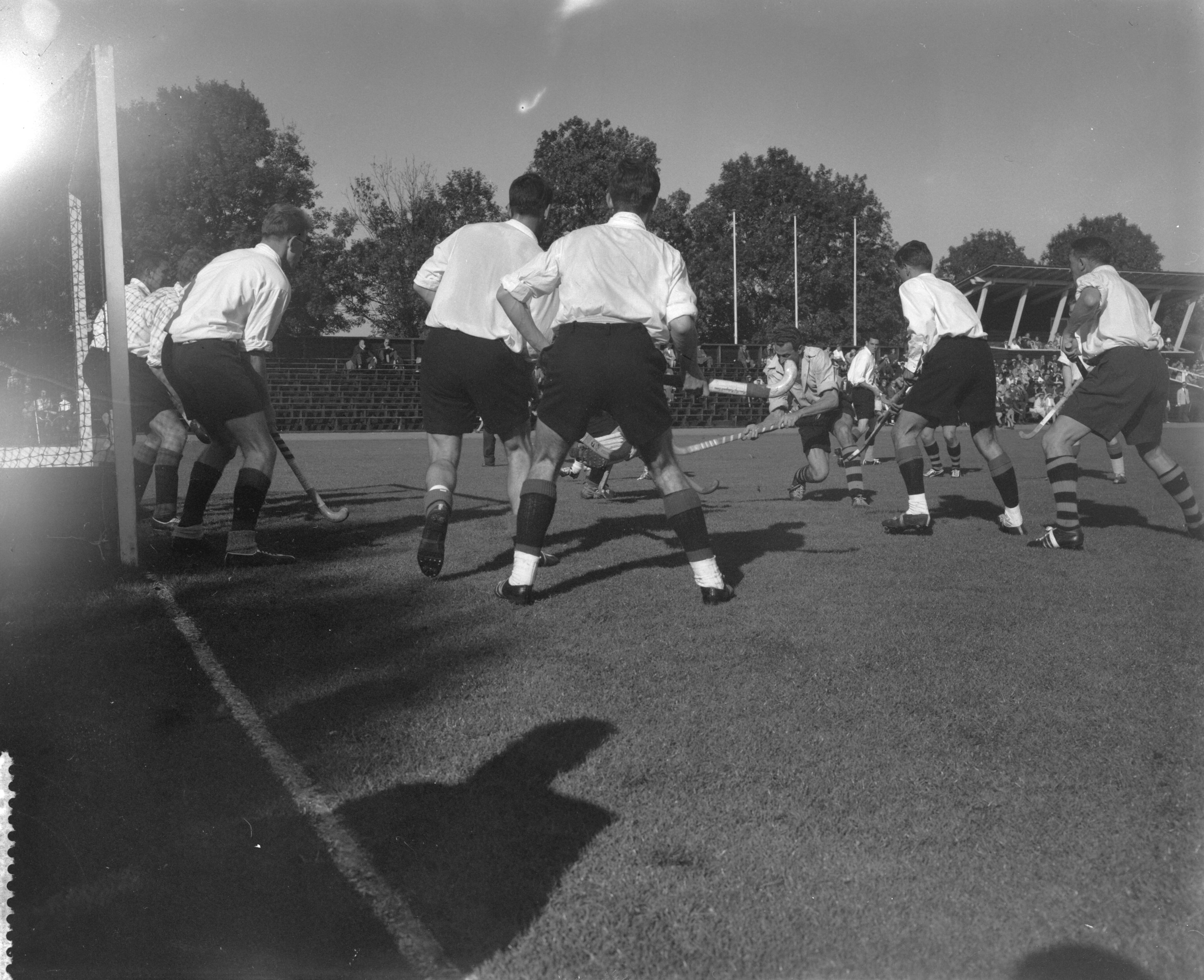 Fotocollectie Anefo — Hockey. Amsterdam tegen Laren 0-3. Spelmoment — Foto: Lindeboom, Henk / Anefo. Licentie: Set B: Rechtenvrij / Publiek Domein. Bron: Nationaal Archief. http://hdl.handle.net/10648/a9babbc8-d0b4-102d-bcf8-003048976d84