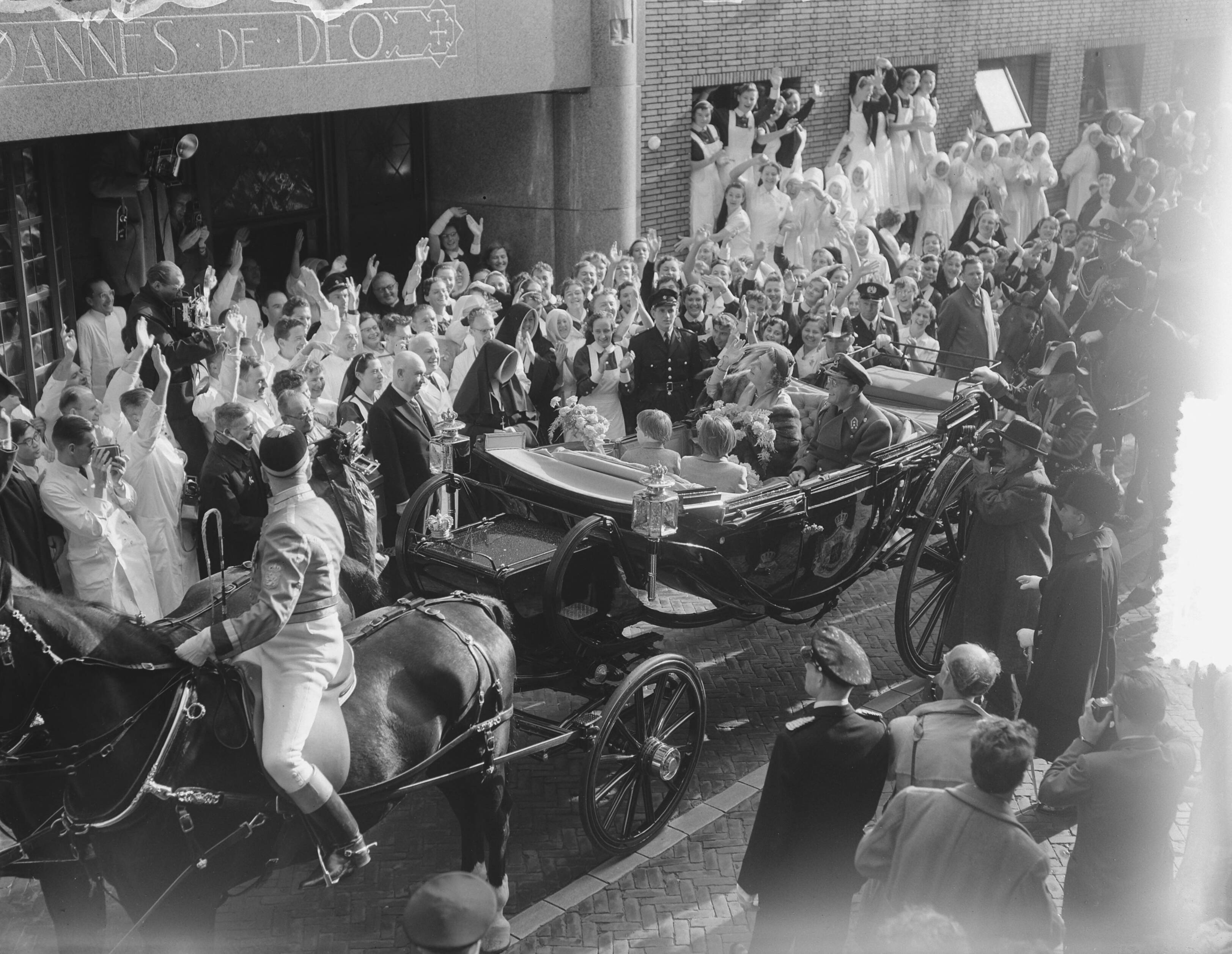 Prinsjesdag 1954 — Opening Staten Generaal. Rijtoer van de koninklijke familie door Den Haag — Foto: Bilsen, Joop van / Anefo. Licentie: Set B: Rechtenvrij / Publiek Domein. Bron: Nationaal Archief. http://hdl.handle.net/10648/a929da7c-d0b4-102d-bcf8-003048976d84
