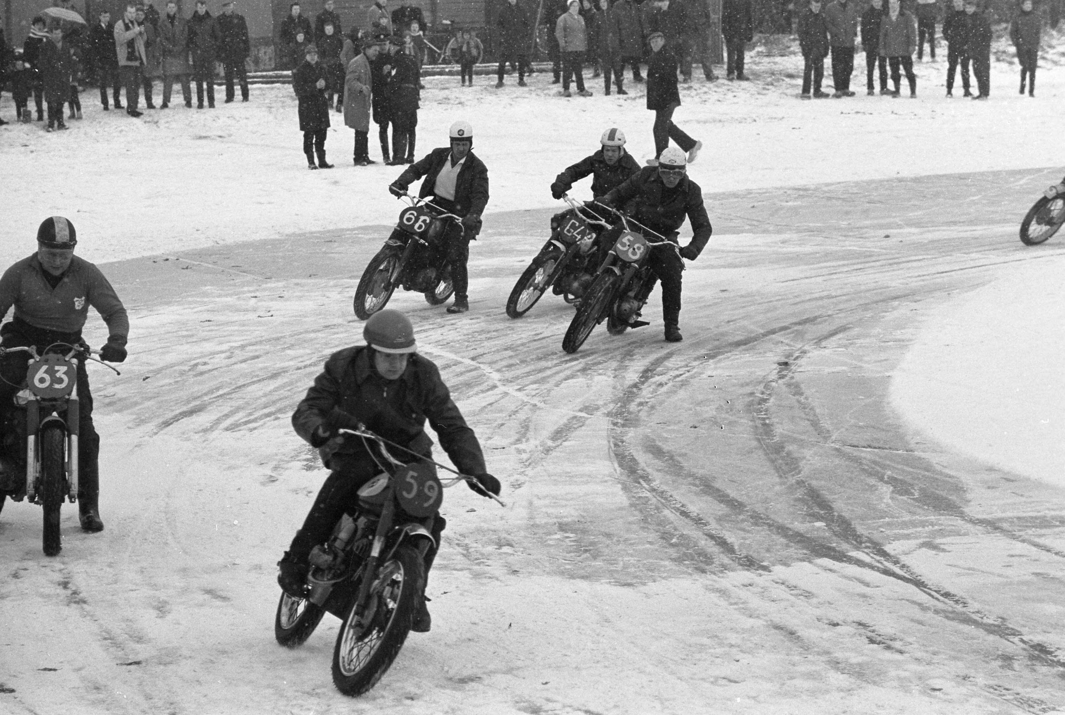 Fotocollectie Anefo — Motorwedstrijden op het ijs bij Ter Apel [speedway] — Foto: Kroon, Ron / Anefo. Licentie: Set B: Rechtenvrij / Publiek Domein. Bron: Nationaal Archief. http://hdl.handle.net/10648/aad6dce4-d0b4-102d-bcf8-003048976d84