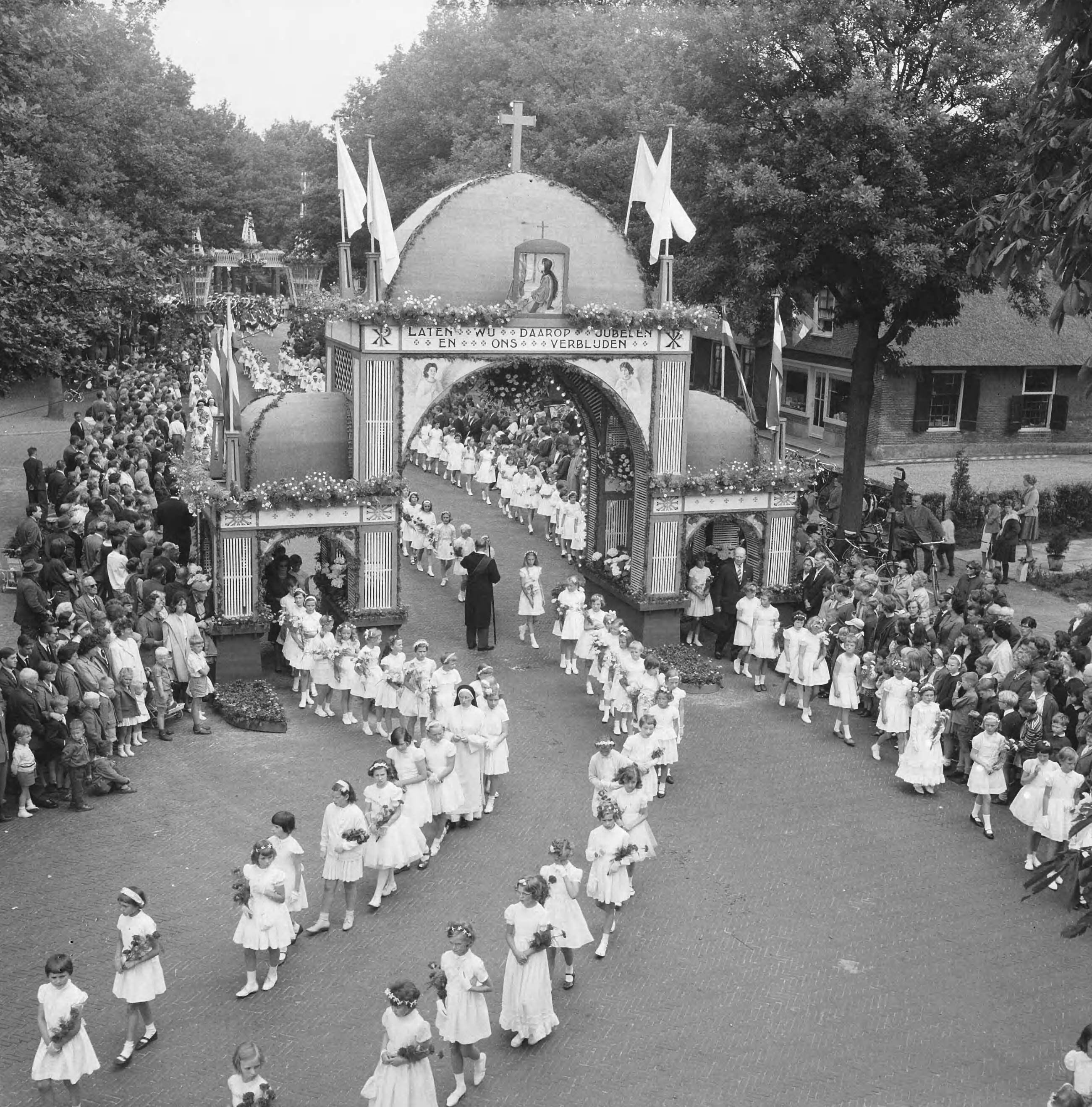 Fotocollectie Anefo — De jaarlijkse St. Jans Processie in Laren begonnen, overzicht van de lange stoet — Foto: Broers, F.N. / Anefo. Licentie: Set B: Rechtenvrij / Publiek Domein. Bron: Nationaal Archief. http://hdl.handle.net/10648/aa6e1d12-d0b4-102d-bcf8-003048976d84