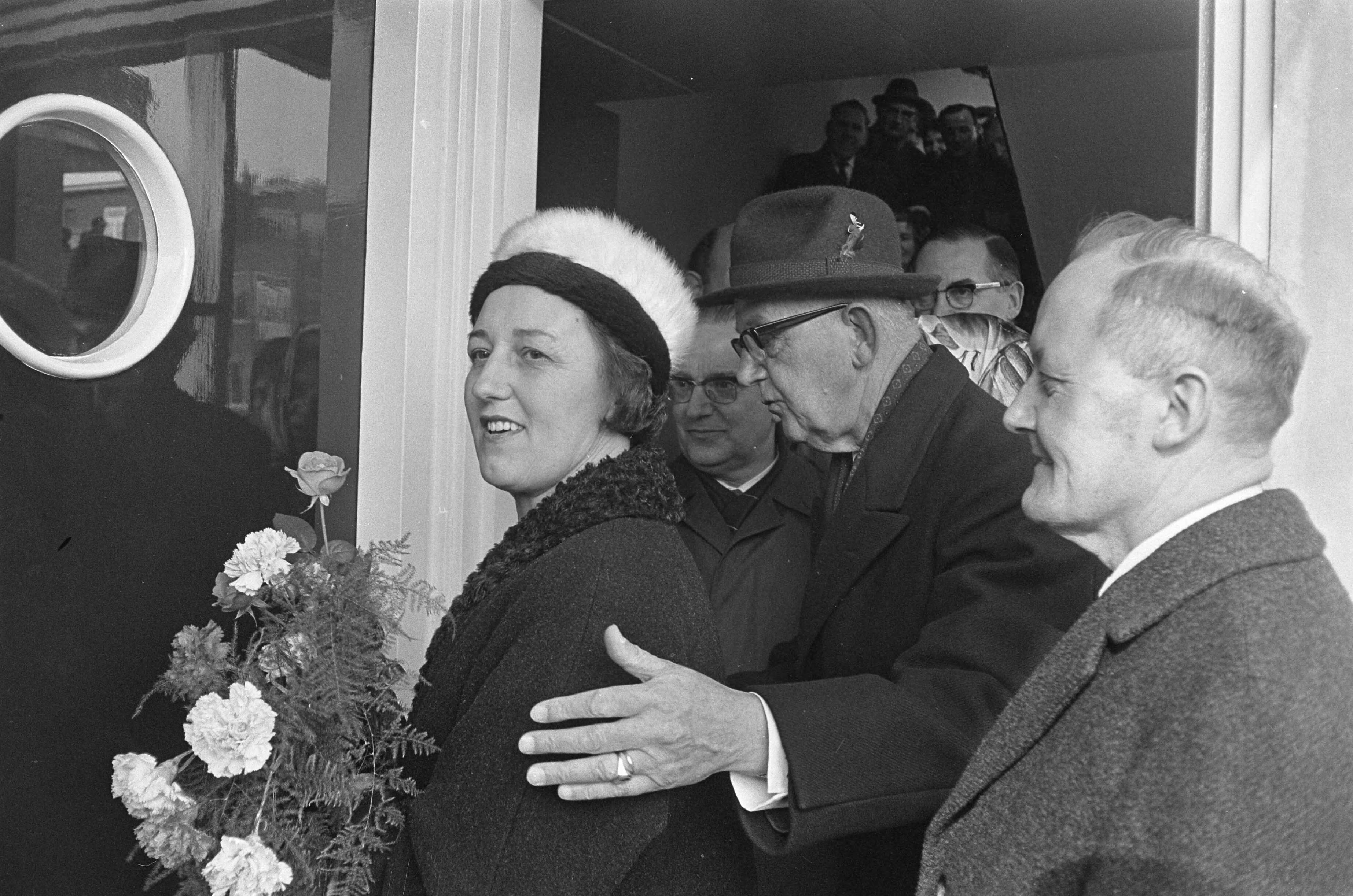 Fotocollectie Anefo — Vijftigduizendste na-oorlogse woning in Den Haag , de heer en mevrouw Buis betreden woning — Foto: Merk, Ben / Anefo. Licentie: Set B: Rechtenvrij / Publiek Domein. Bron: Nationaal Archief. http://hdl.handle.net/10648/ab1307aa-d0b4-102d-bcf8-003048976d84