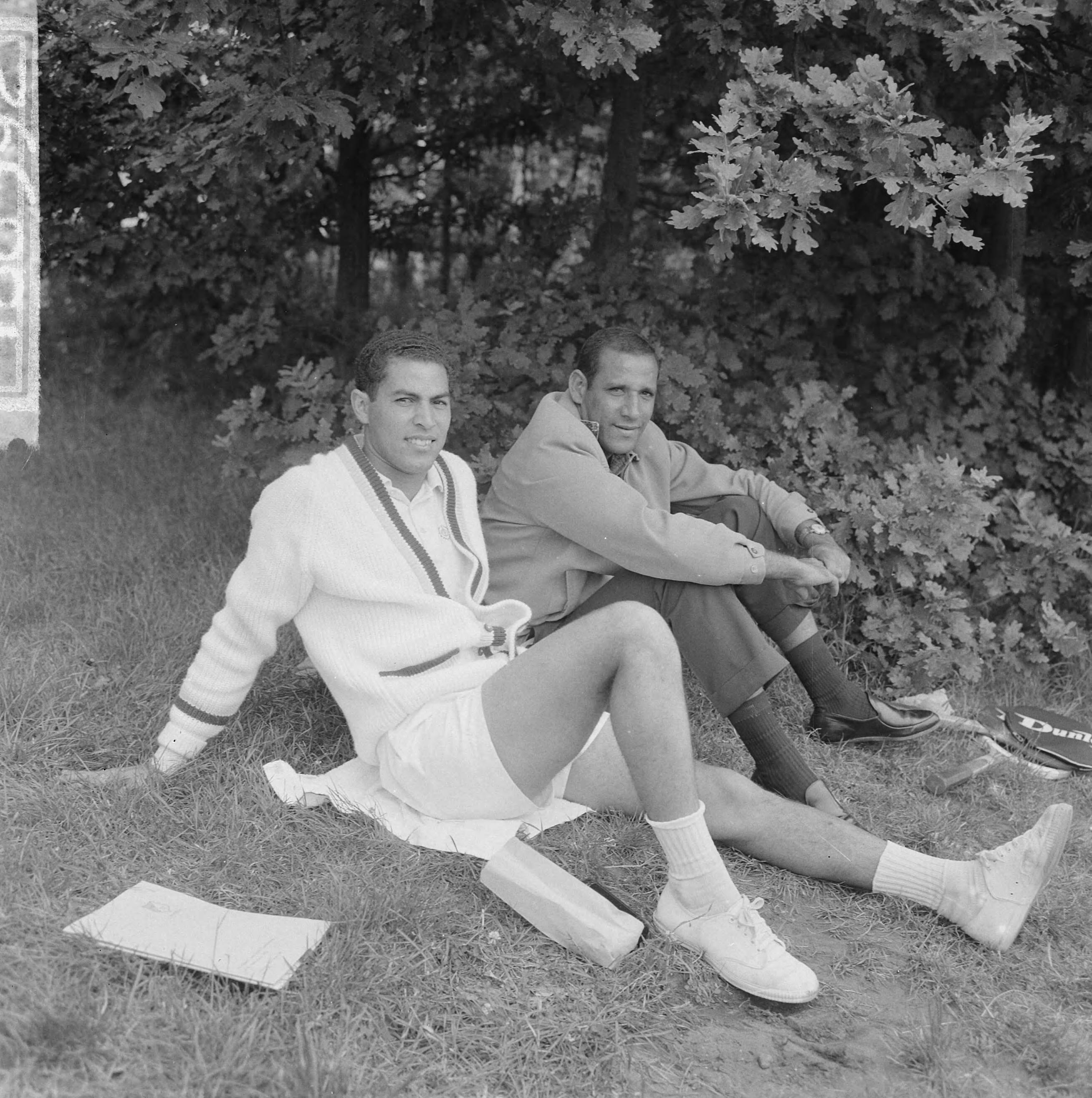 Fotocollectie Anefo — Internationale Nederlandse tenniskampioenschappen 1964 te Hilversum — Foto: Nijs, Jac. de / Anefo. Licentie: Set B: Rechtenvrij / Publiek Domein. Bron: Nationaal Archief. http://hdl.handle.net/10648/aa714ef6-d0b4-102d-bcf8-003048976d84