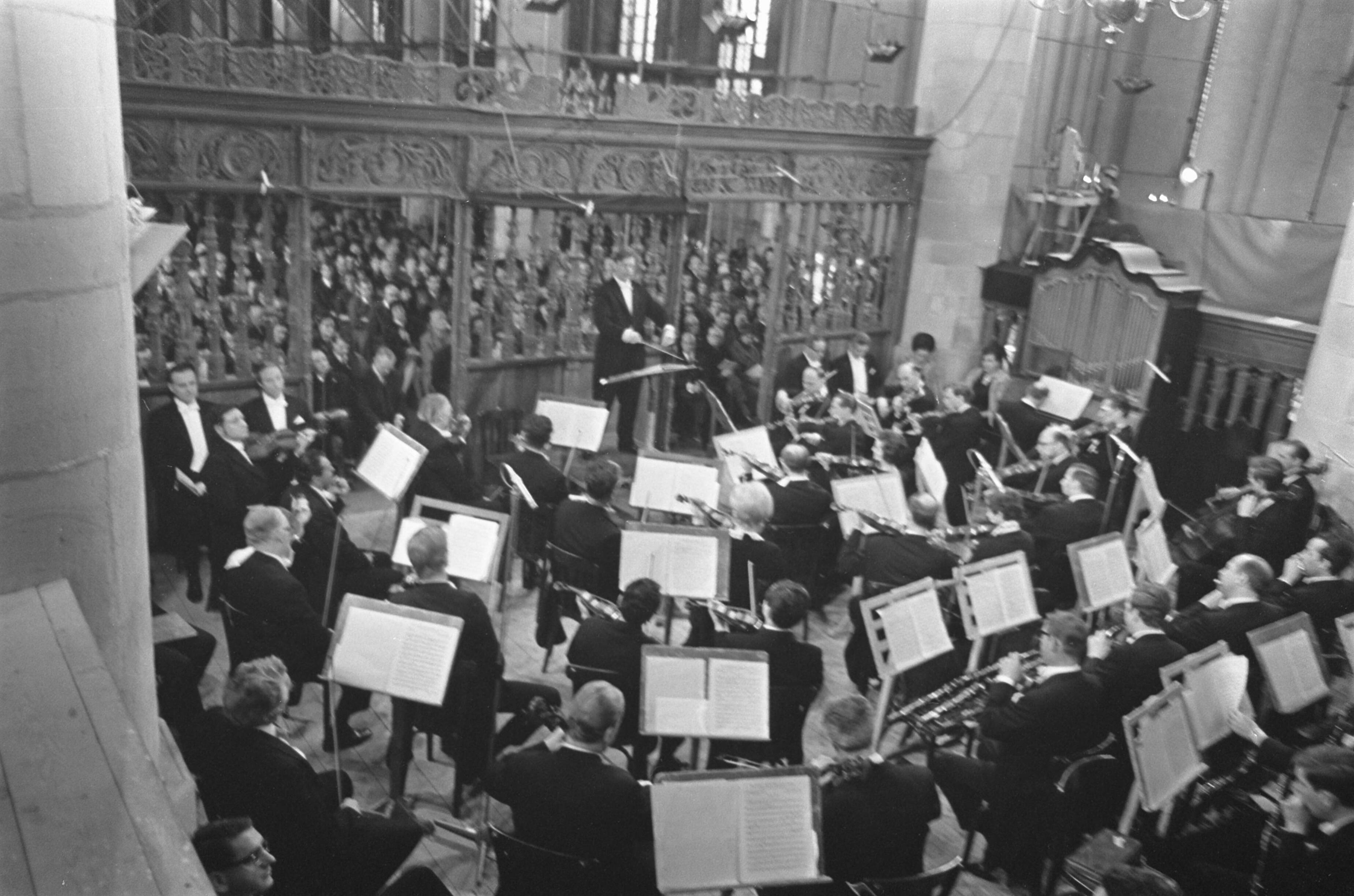 Fotocollectie Anefo — Uitvoering Mattheus Passion in Grote Kerk in Naarden — Foto: Nijs, Jac. de / Anefo. Licentie: Set B: Rechtenvrij / Publiek Domein. Bron: Nationaal Archief. http://hdl.handle.net/10648/ab3ccc48-d0b4-102d-bcf8-003048976d84