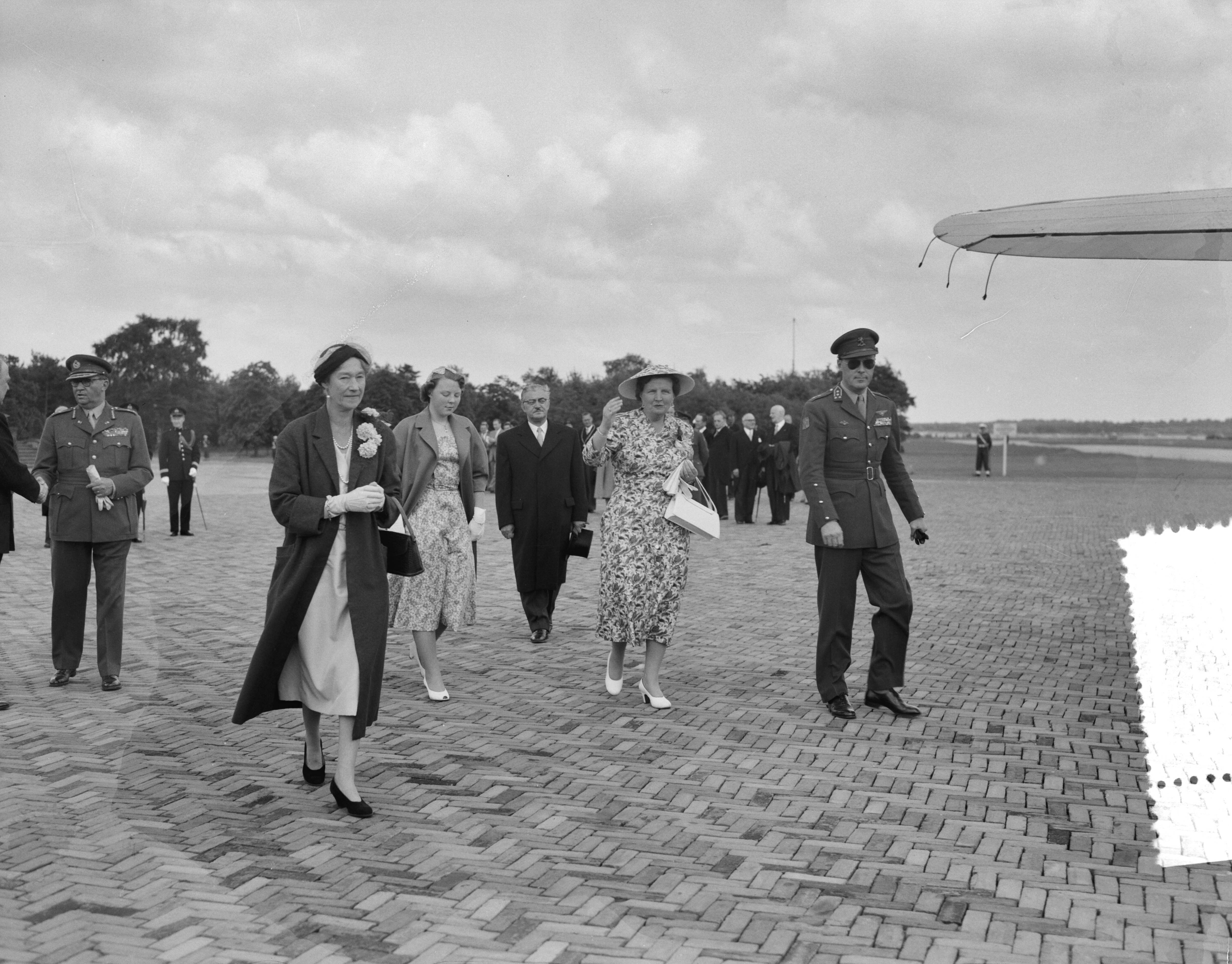 Staatsbezoek groothertogin Charlotte van Luxemburg en haar echtgenoot prins Felix — Laatste dag bezoek Luxemburgs groot-hertogelijk paar. Vertrek Soesterberg — Foto: Bilsen, Joop van / Anefo. Licentie: Set B: Rechtenvrij / Publiek Domein. Bron: Nationaal Archief. http://hdl.handle.net/10648/a9497c92-d0b4-102d-bcf8-003048976d84