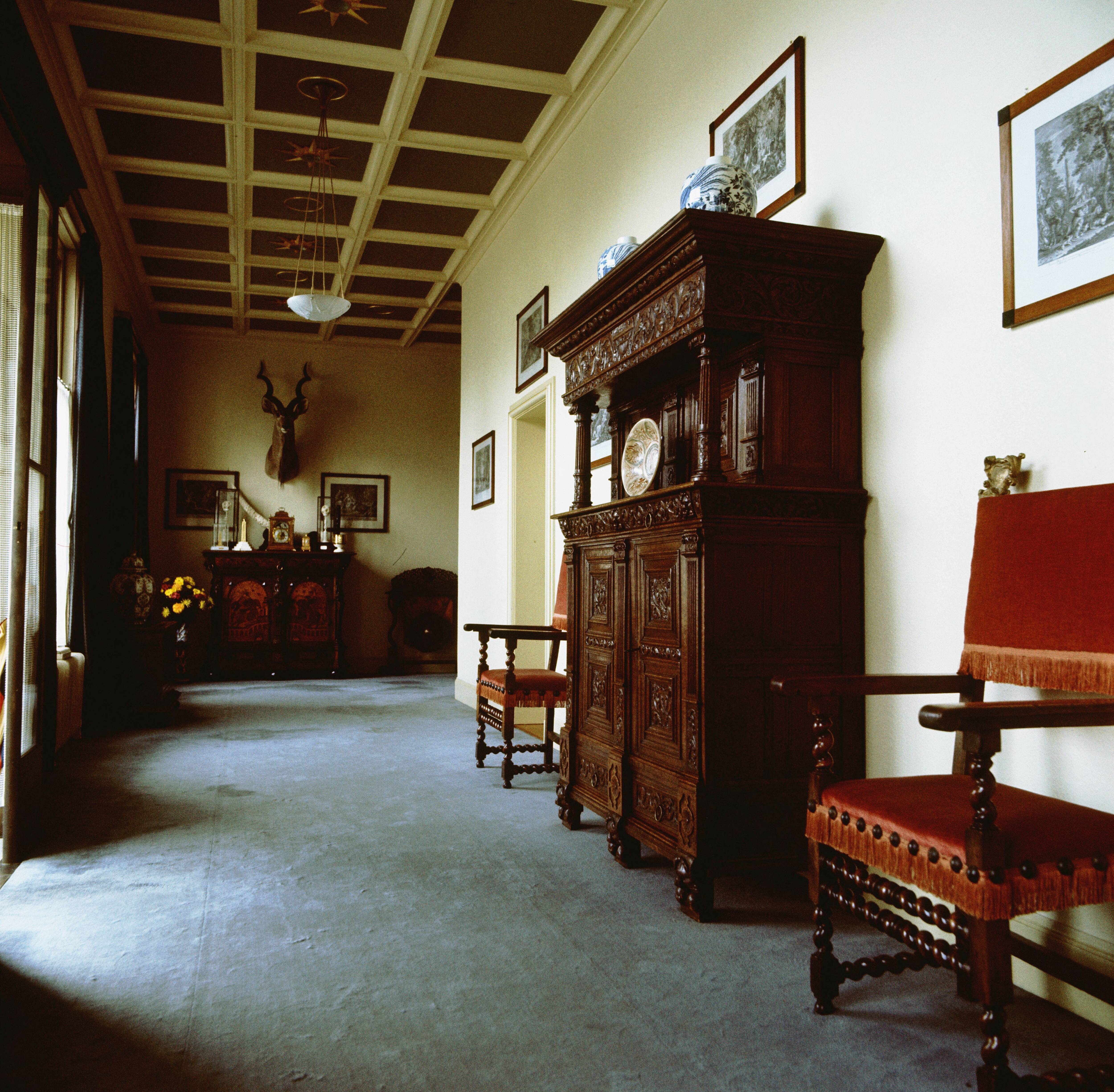 Paleis Soestdijk — Privé ingang — Foto: Onbekend / RVD. Licentie: Set B: Rechtenvrij / Publiek Domein. Bron: Nationaal Archief. http://hdl.handle.net/10648/afa838bc-d0b4-102d-bcf8-003048976d84