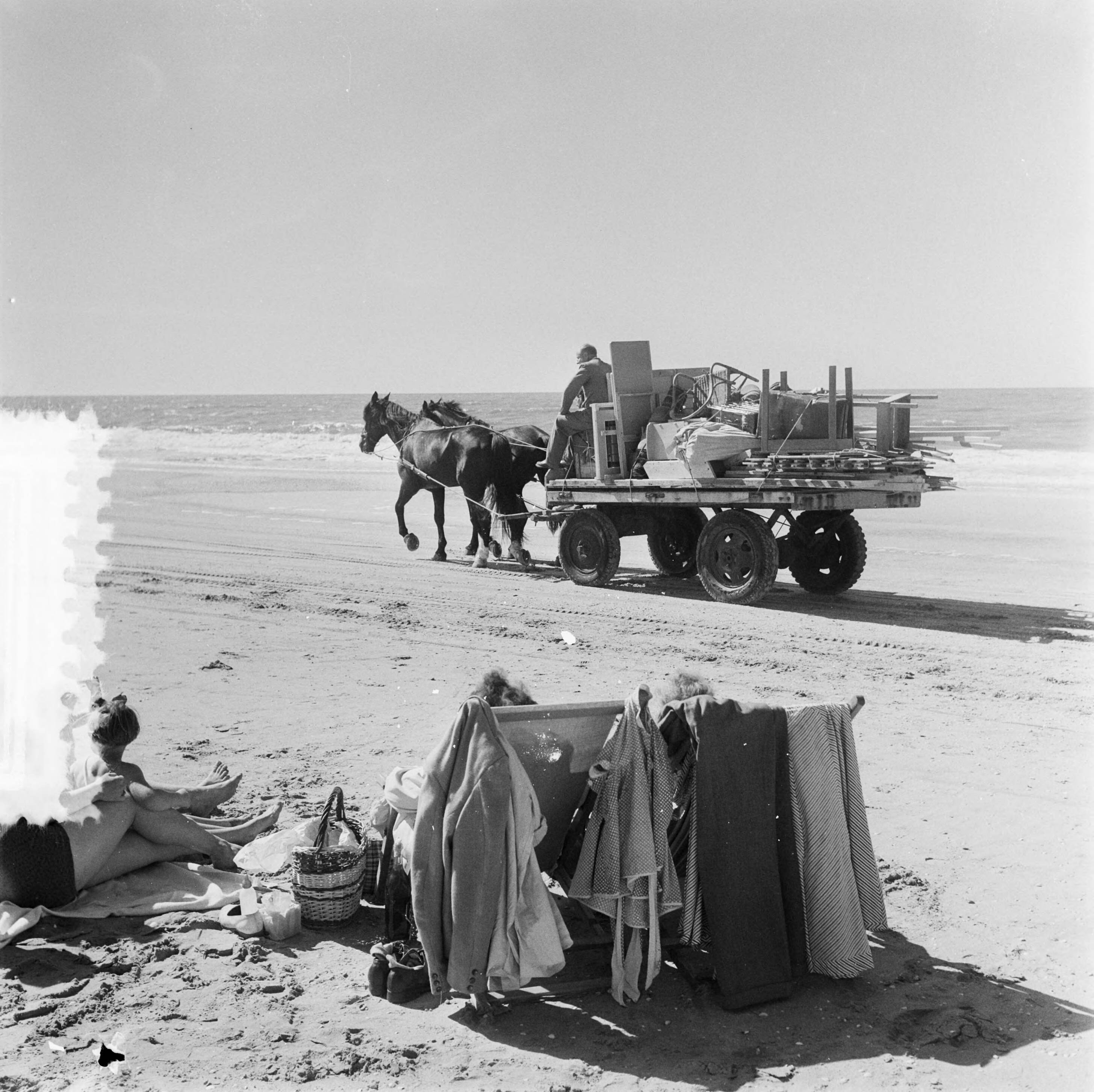 Fotocollectie Anefo — Vertrek vakantiegangers verhuizing van Zandvoort. Einde badseizoen, strandstoelen worden opgeruimd — Foto: Noske, J.D. / Anefo. Licentie: Set B: Rechtenvrij / Publiek Domein. Bron: Nationaal Archief. http://hdl.handle.net/10648/a8feede4-d0b4-102d-bcf8-003048976d84