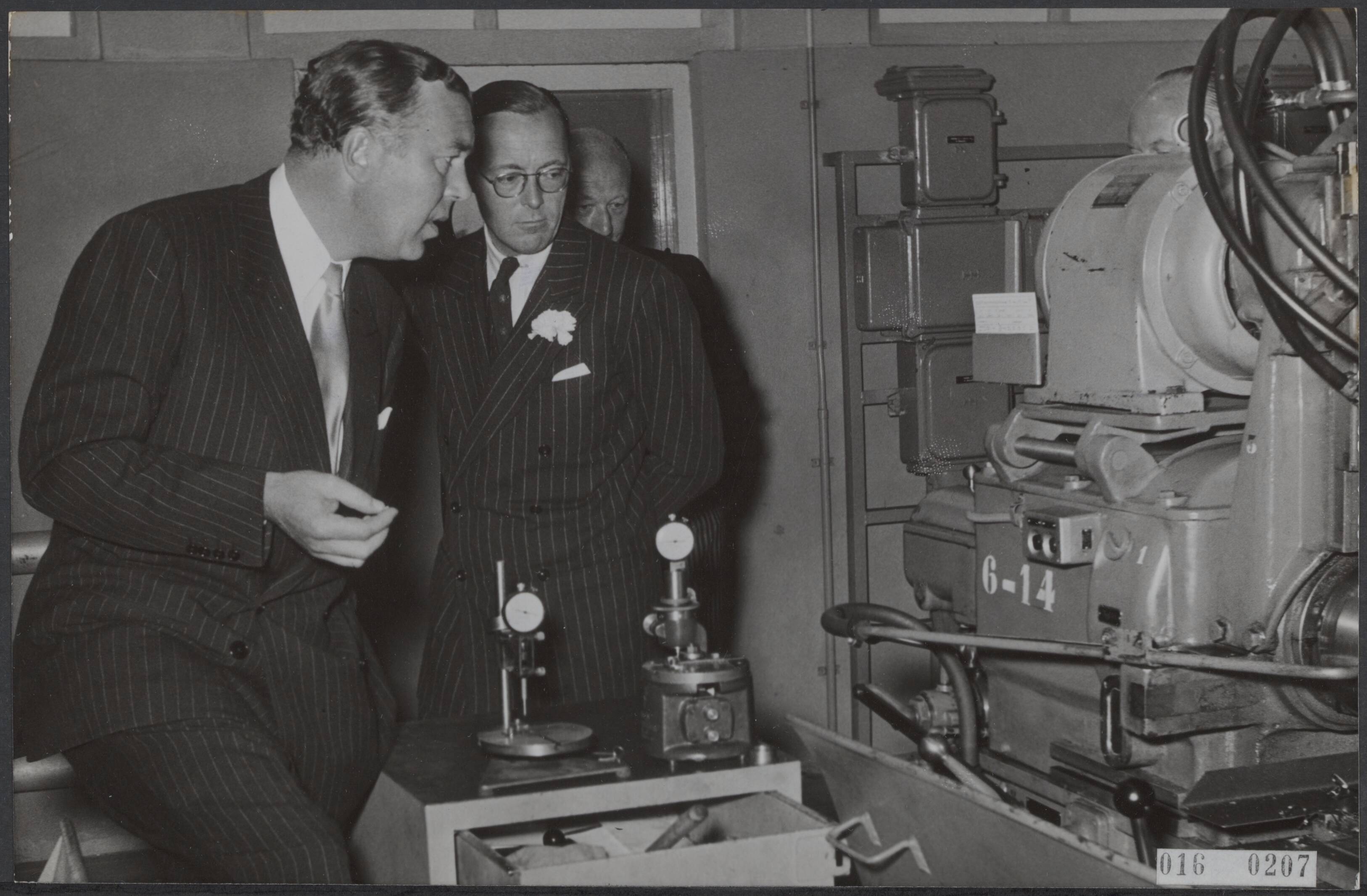 Fotocollectie Elsevier Binnenland — Prins Bertil van Zweden en prins Bernhard waren aanwezig bij de opening van de nieuwe S.K.F. - fabriek in Veenendaal — Foto: Fotograaf Onbekend / Anefo. Licentie: Set B: Rechtenvrij / Publiek Domein. Bron: Nationaal Archief. http://hdl.handle.net/10648/adb8ad20-d0b4-102d-bcf8-003048976d84