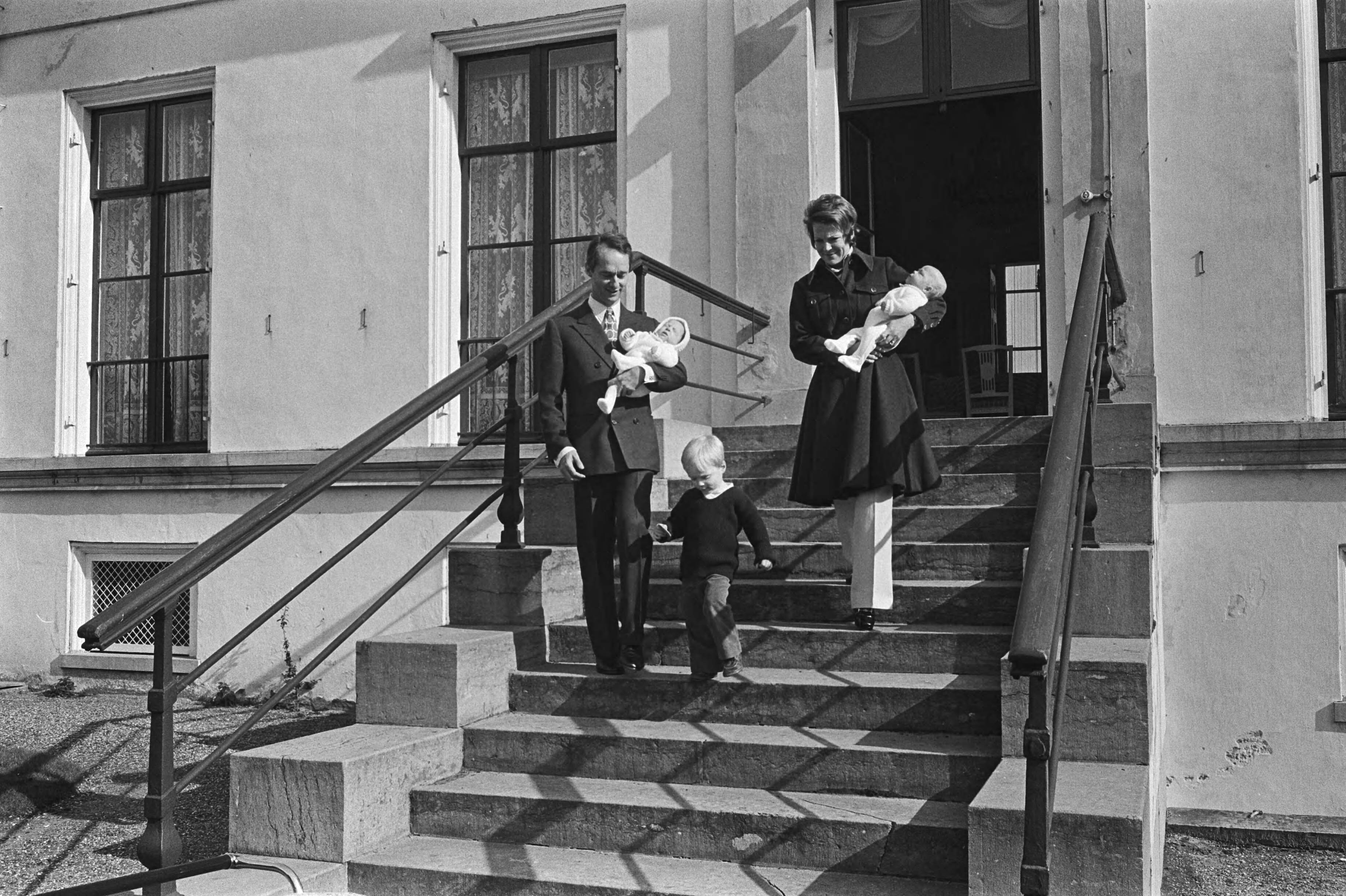 Prinses Irene, Carlos Hugo en de tweeling op paleis Soestdijk — De familie op het bordes — Foto: Herschel, Jaap / Anefo. Licentie: Set B: Rechtenvrij / Publiek Domein. Bron: Nationaal Archief. http://hdl.handle.net/10648/ac96b716-d0b4-102d-bcf8-003048976d84