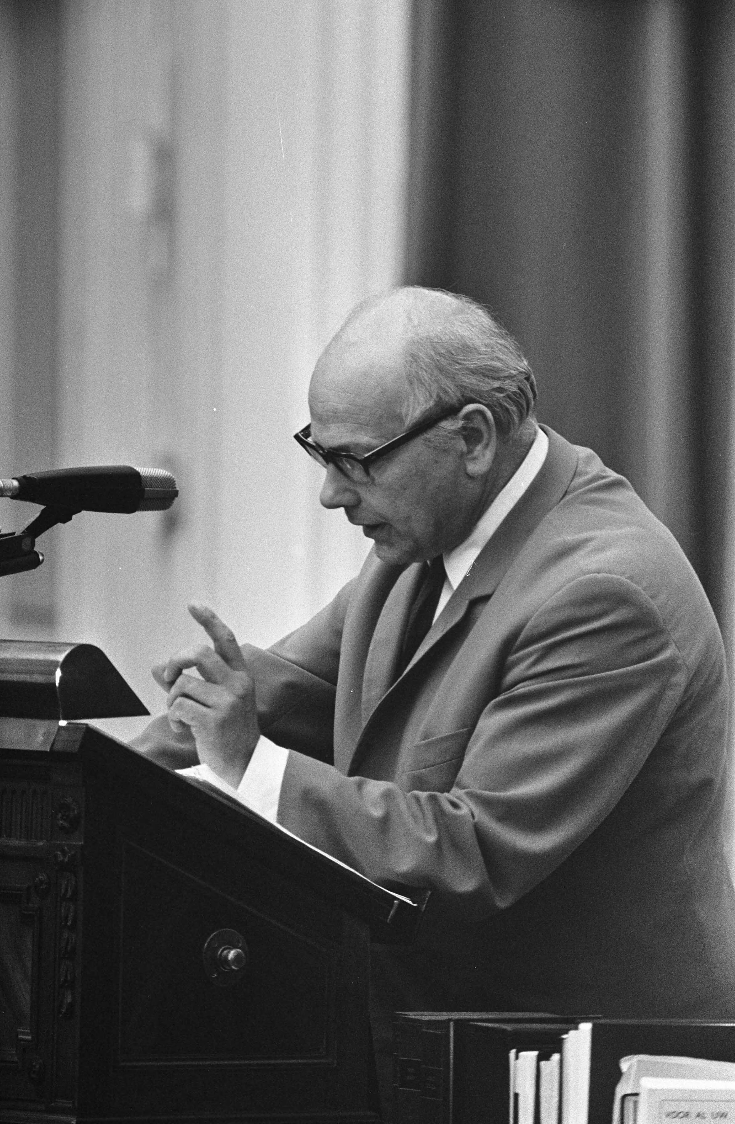 Debatten in de Tweede Kamer over excessen door het leger in de periode 1946-1949 in Indië — Joop den Uyl, fractievoorzitter van de PvdA — Foto: Fotograaf Onbekend / Anefo. Licentie: Set B: Rechtenvrij / Publiek Domein. Bron: Nationaal Archief. http://hdl.handle.net/10648/ab712de4-d0b4-102d-bcf8-003048976d84