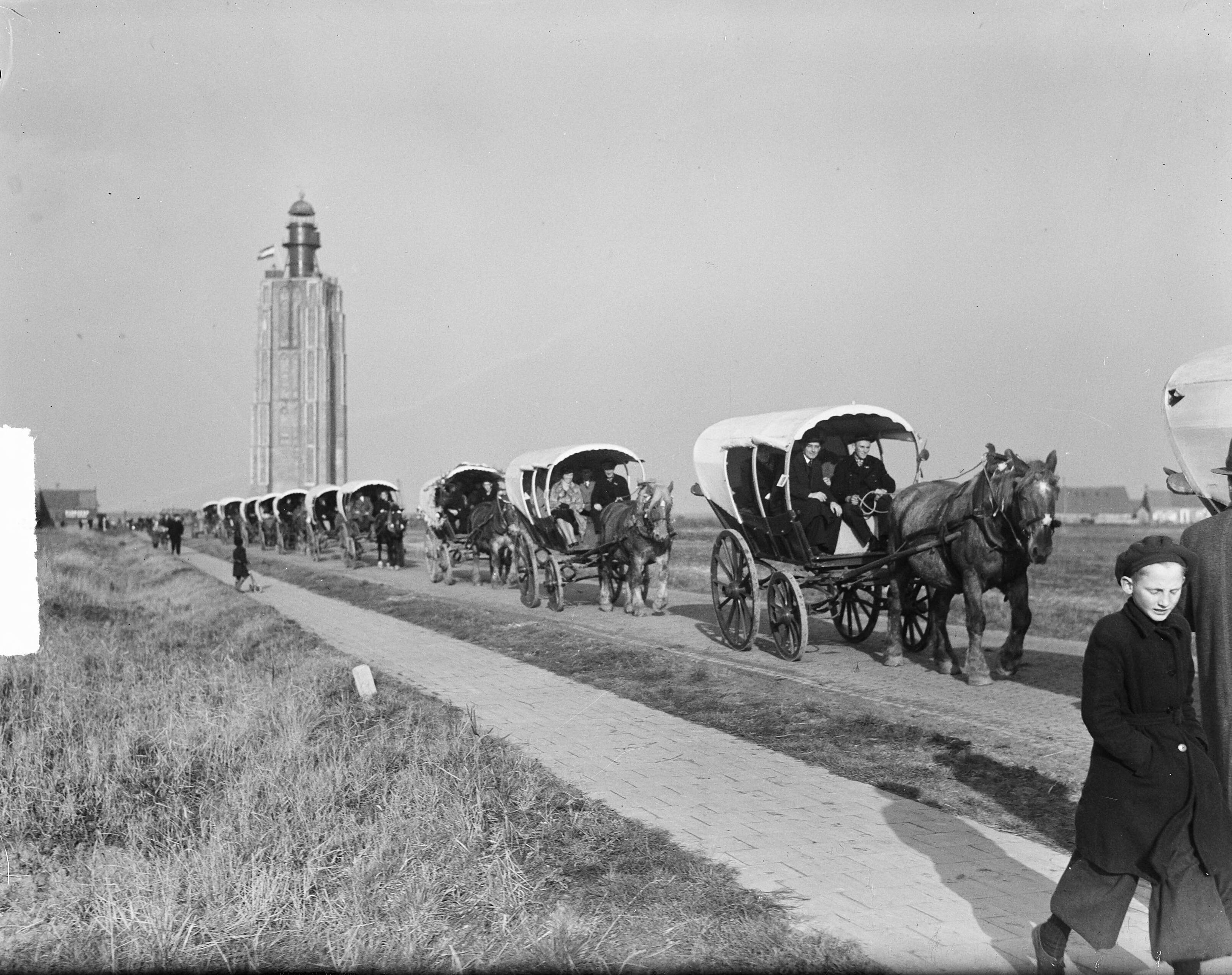 Fotocollectie Anefo — Boomplantdag te Westkapelle — Foto: Noske, J.D. / Anefo. Licentie: Set B: Rechtenvrij / Publiek Domein. Bron: Nationaal Archief. http://hdl.handle.net/10648/a8c0352c-d0b4-102d-bcf8-003048976d84
